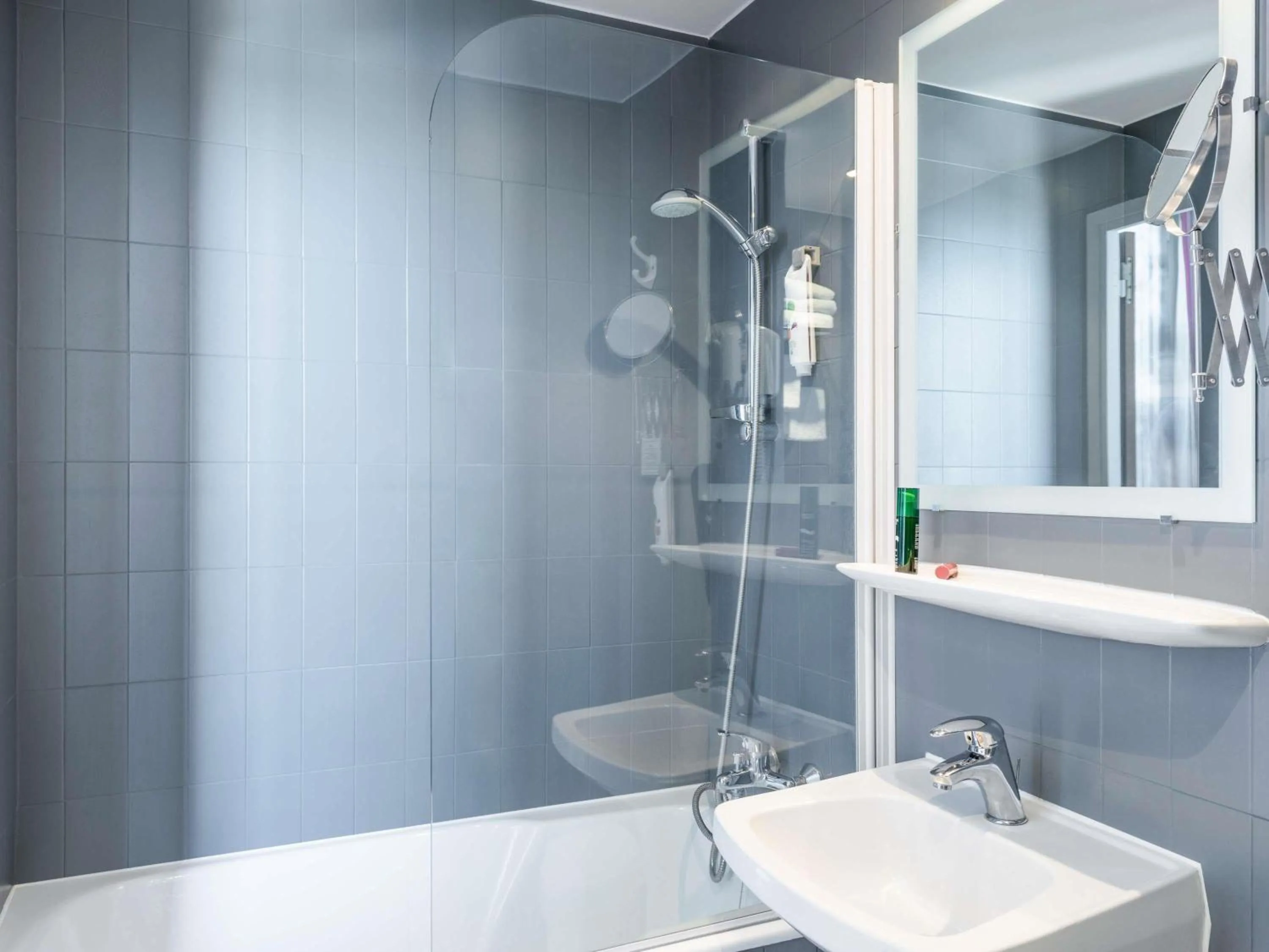 Bedroom in ibis Styles Asnieres Centre