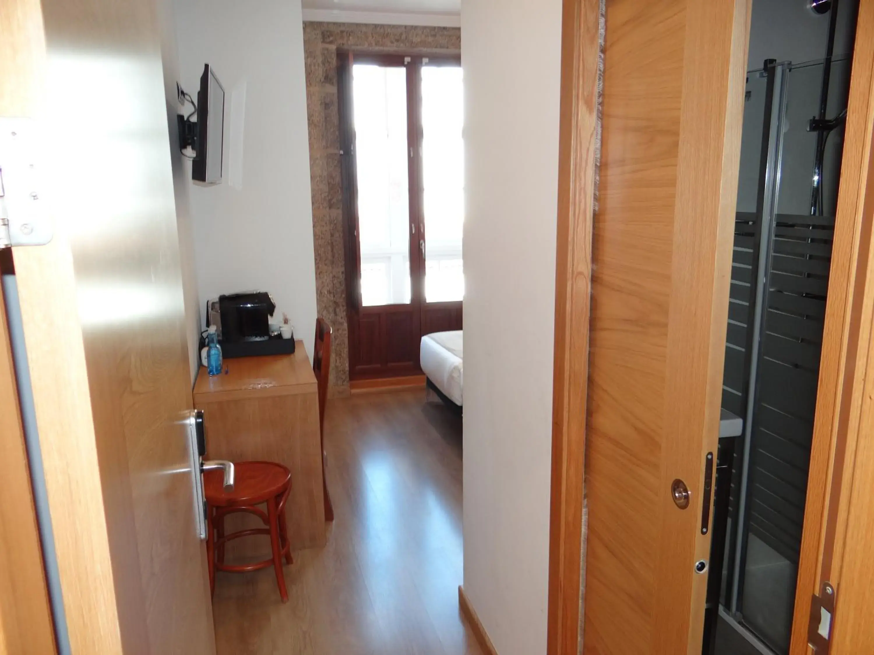 Twin Room in Pensión O Códice by Moradas Nieto Twin Room in Pensión O Códice by Moradas Nieto