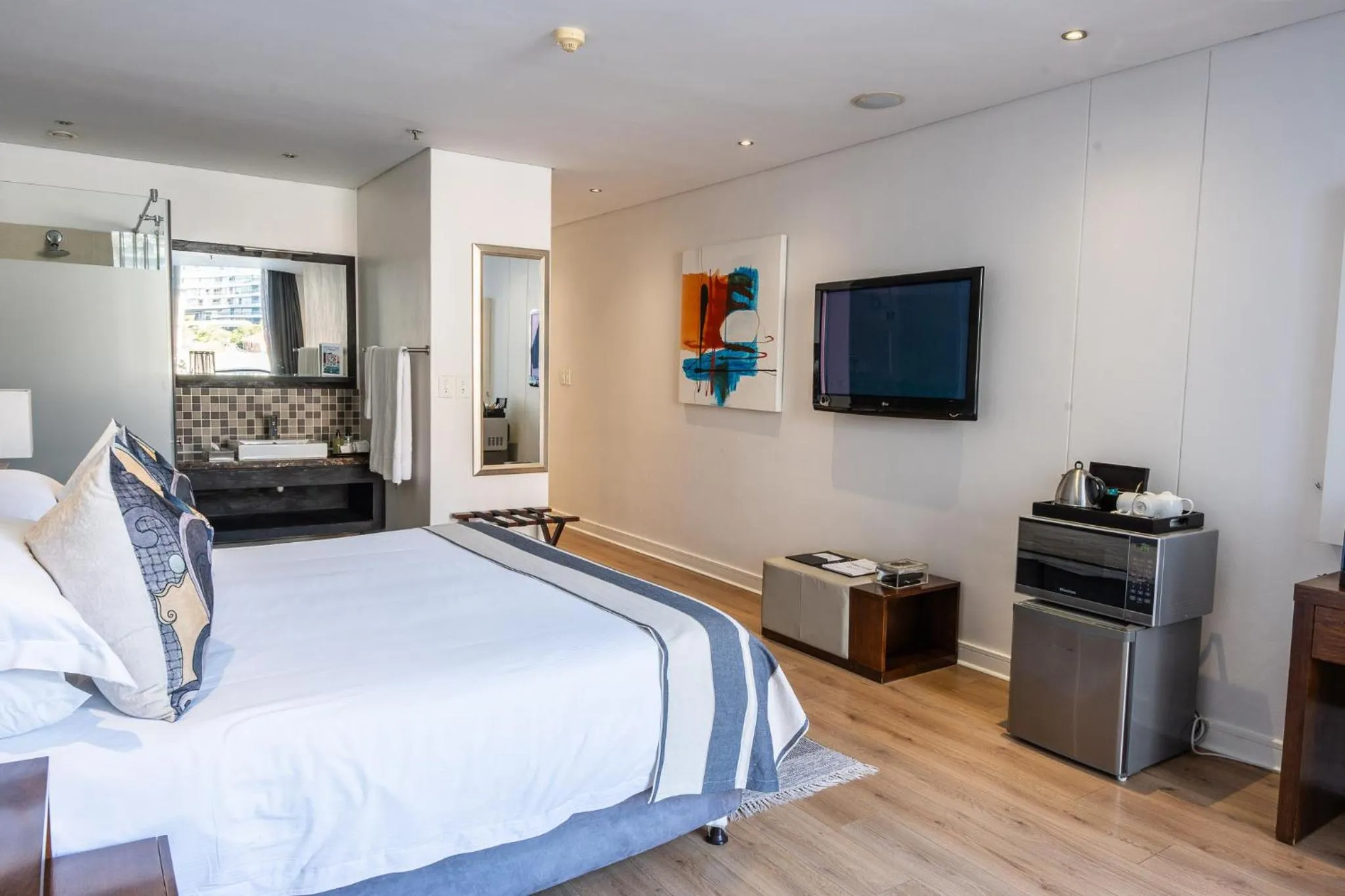 Photo of the whole room, Bed in Newkings Boutique Hotel