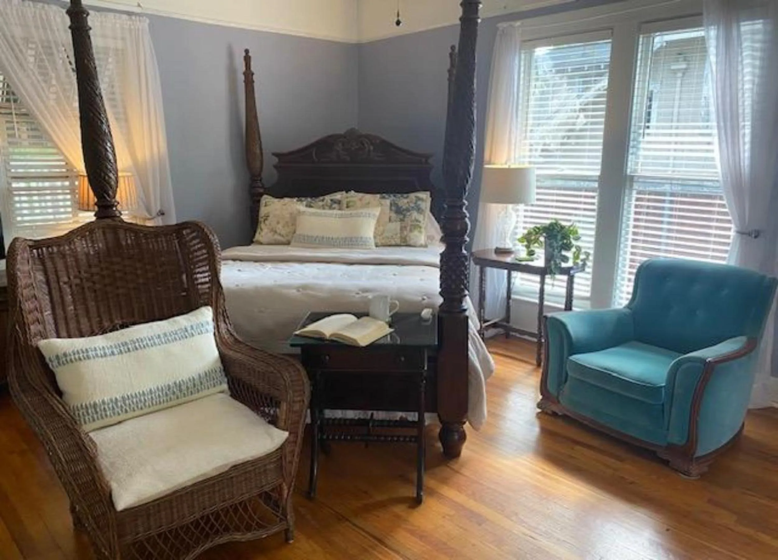 Seating area, Bed in Rosemont B&B Cottages
