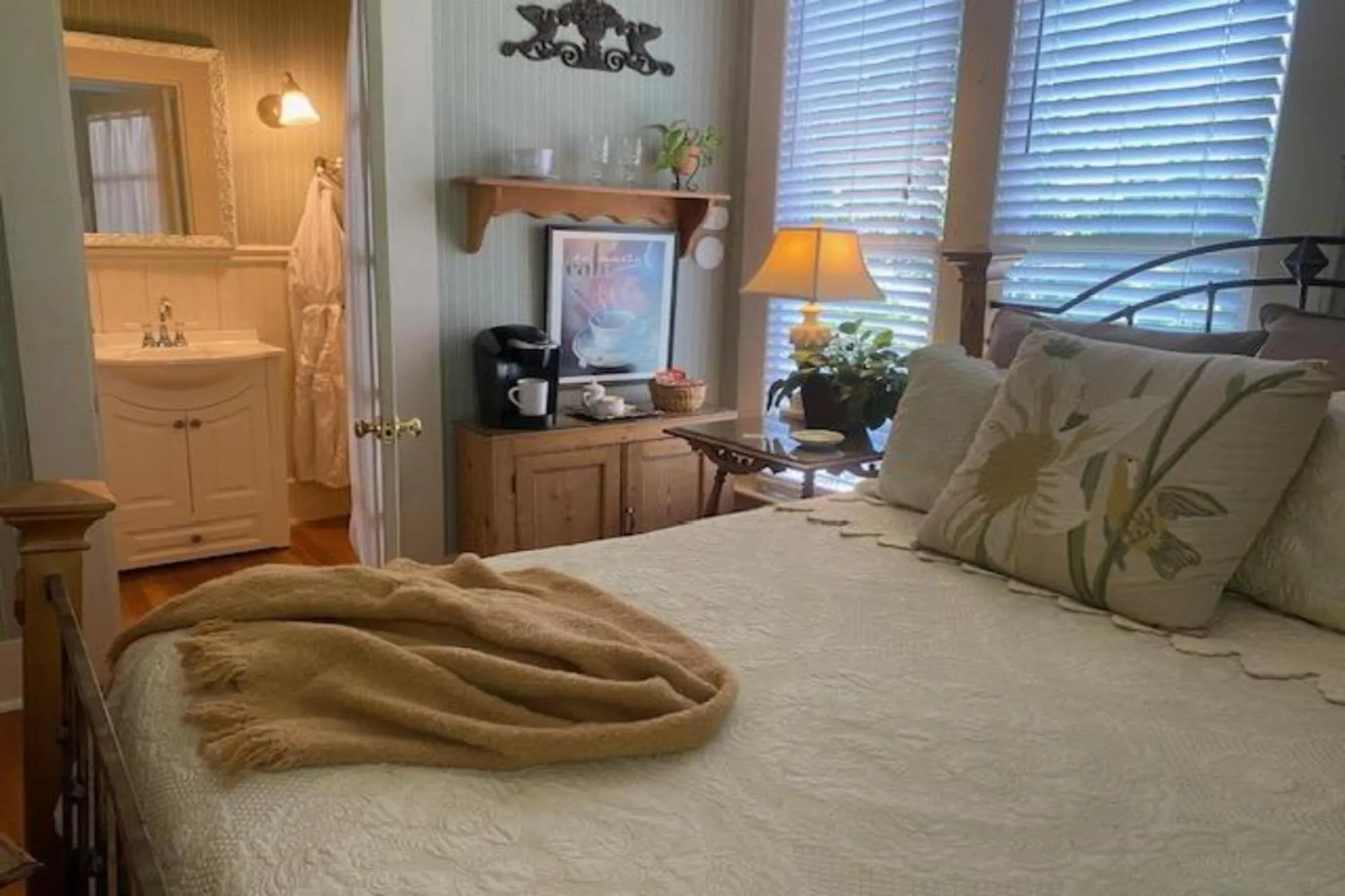 Bathroom, Bed in Rosemont B&B Cottages