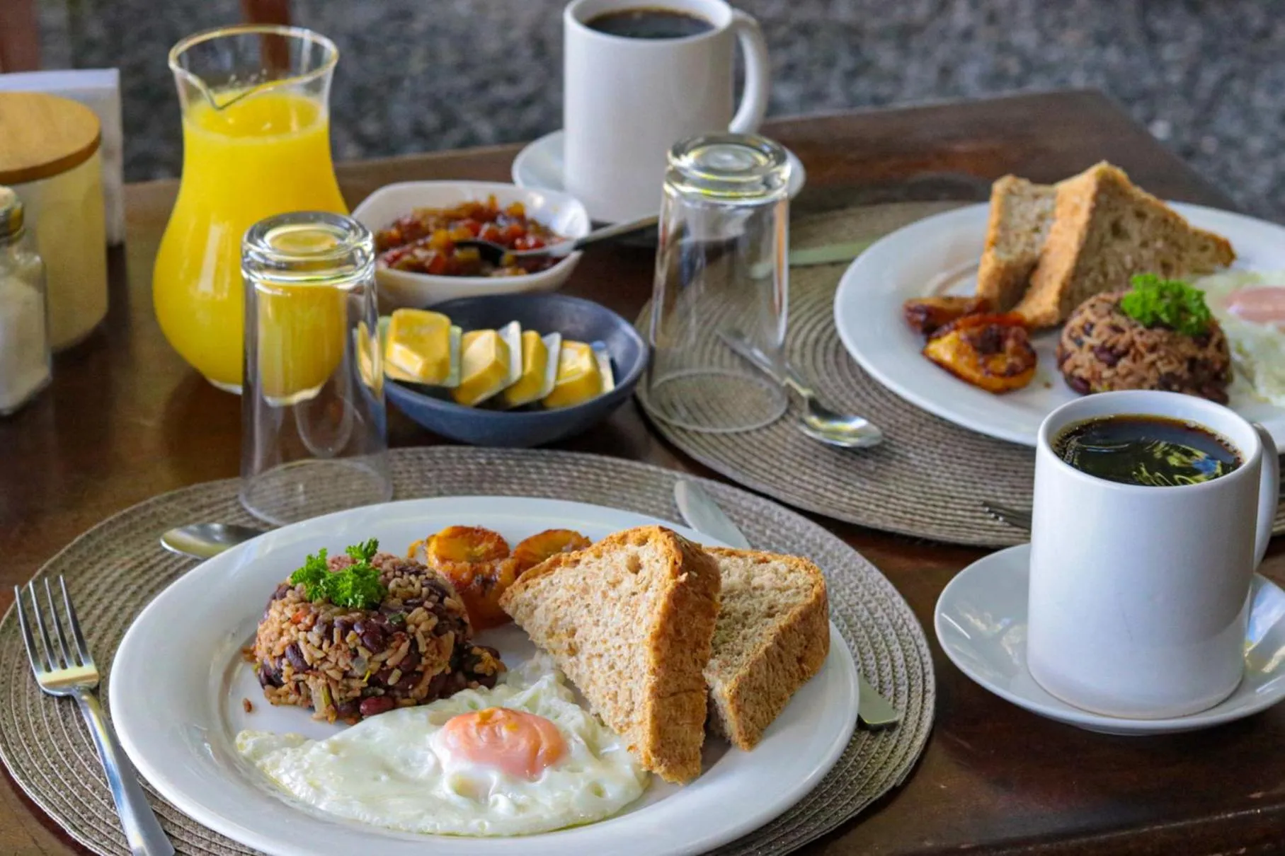 Food and drinks in Hotel Flor de Bromelia