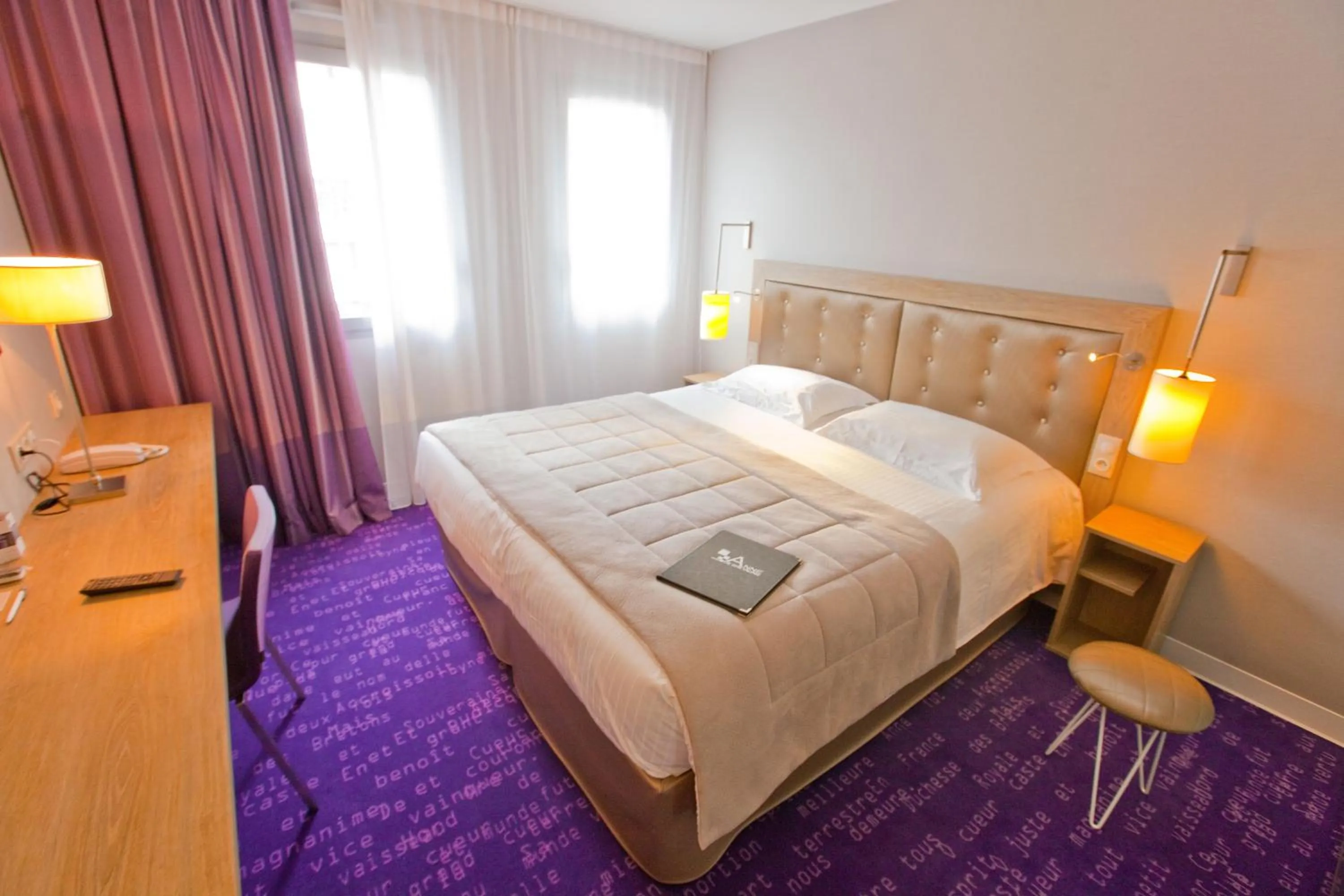 Photo of the whole room, Bed in Hôtel Anne De Bretagne