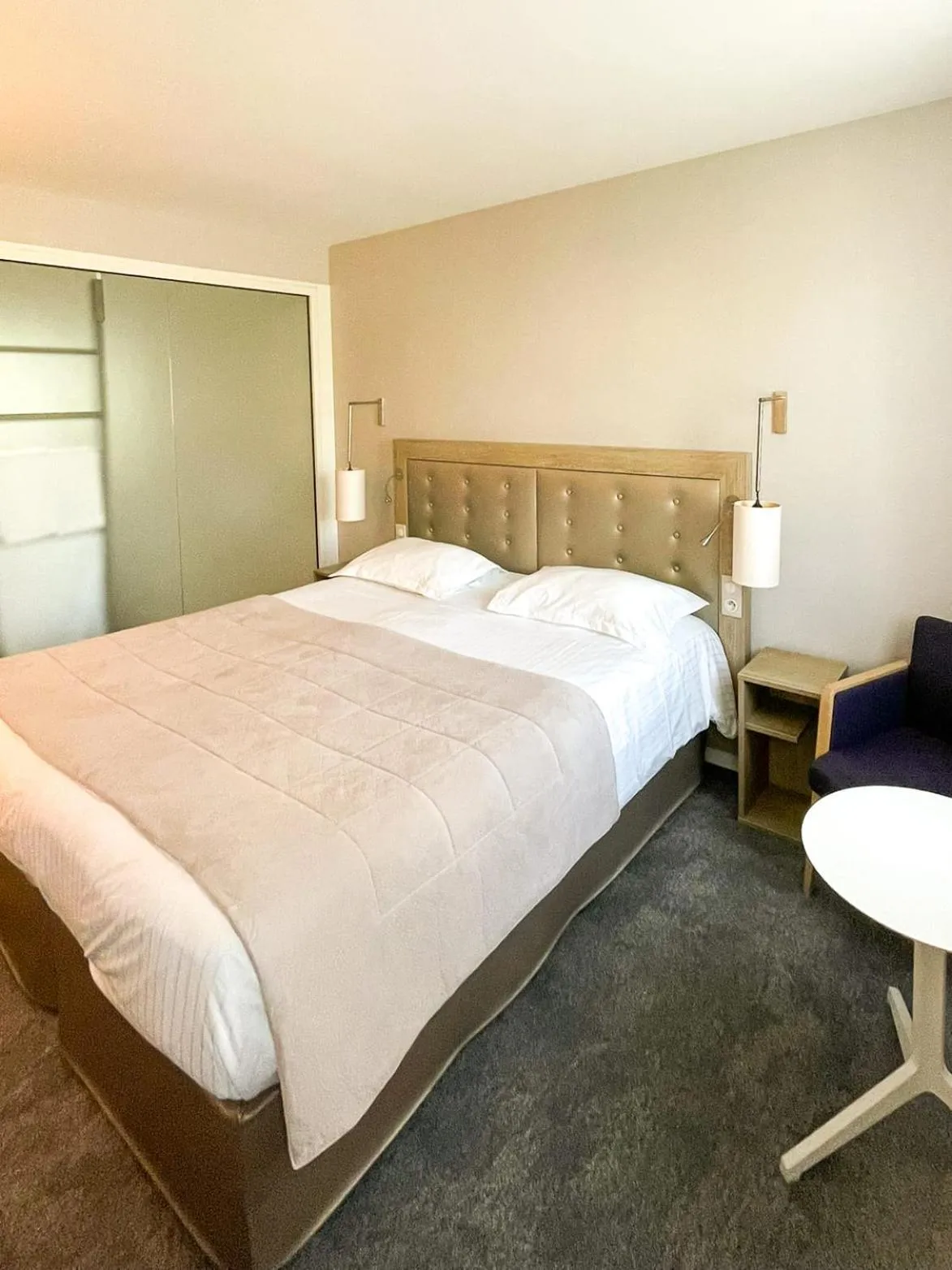 Bedroom, Bed in Hôtel Anne De Bretagne