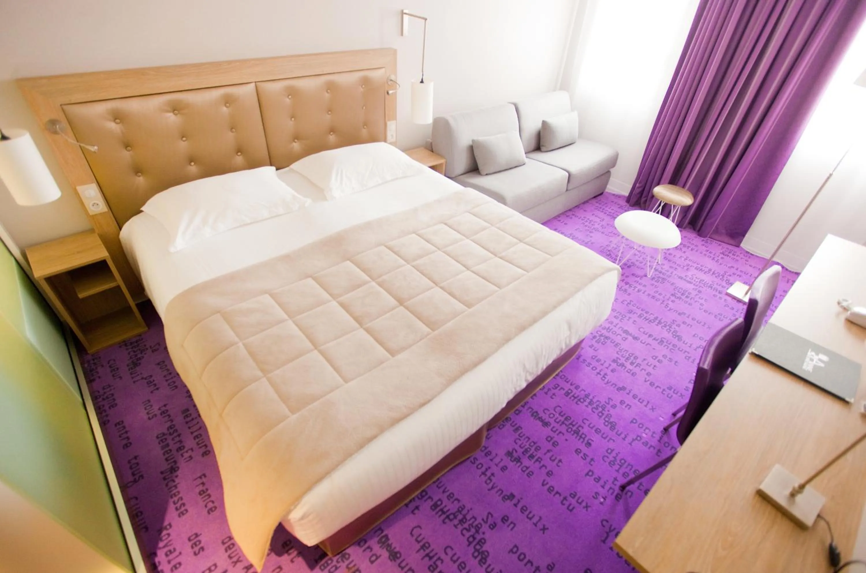 Photo of the whole room, Bed in Hôtel Anne De Bretagne