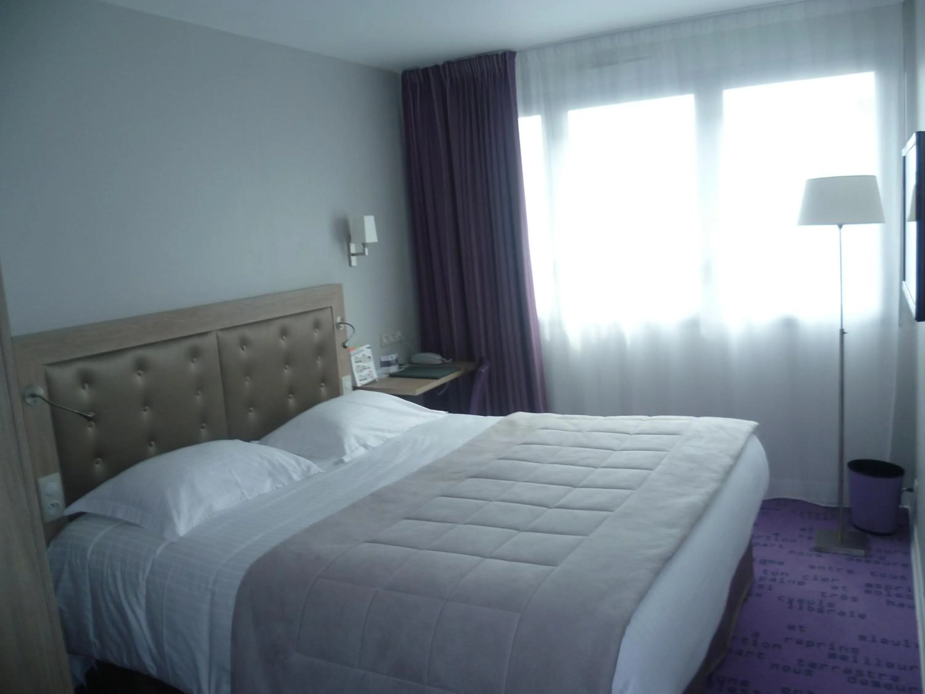 Shower, Bed in Hôtel Anne De Bretagne