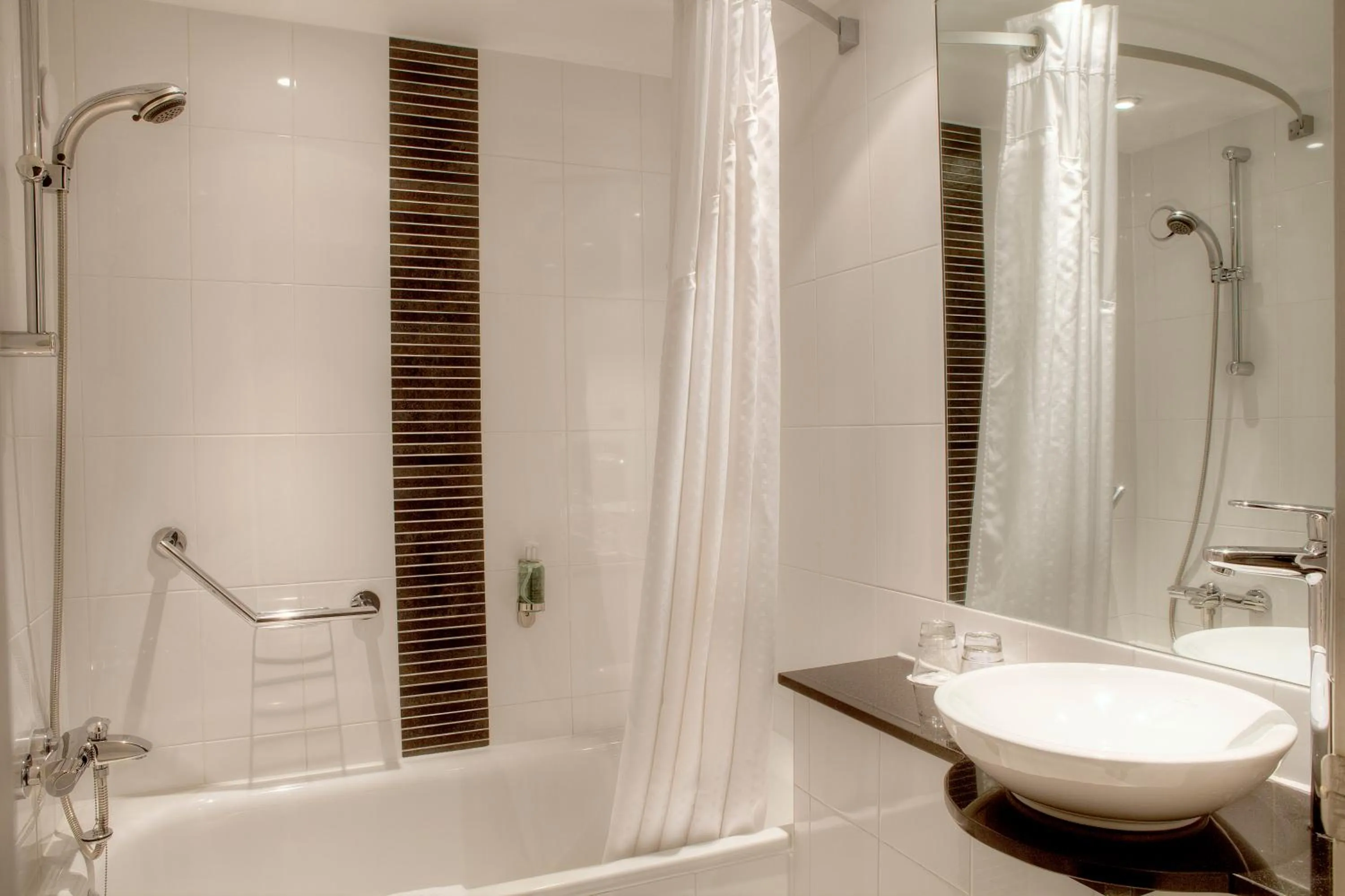 Bathroom in Holiday Inn - Glasgow - City Ctr Theatreland by IHG