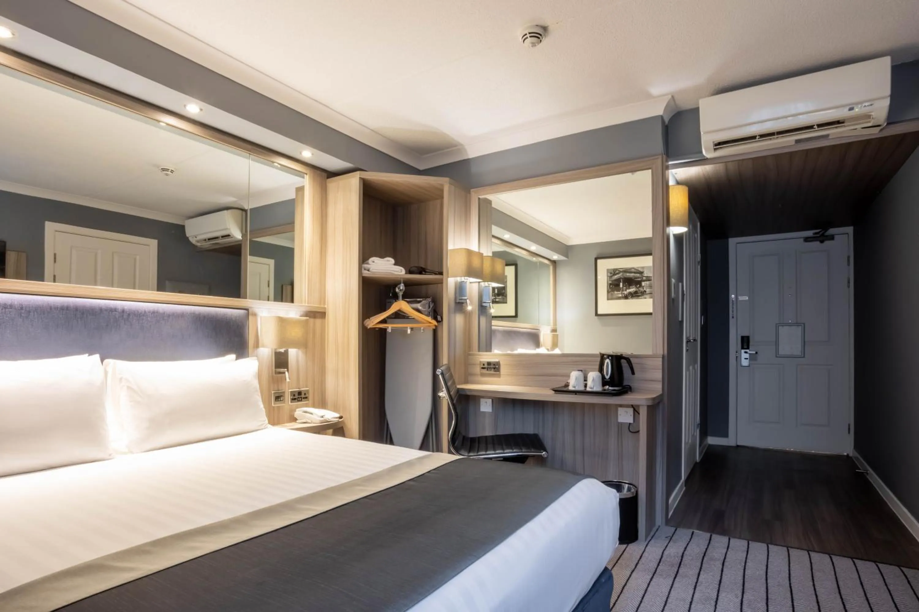 Photo of the whole room, Bed in Holiday Inn - Glasgow - City Ctr Theatreland by IHG