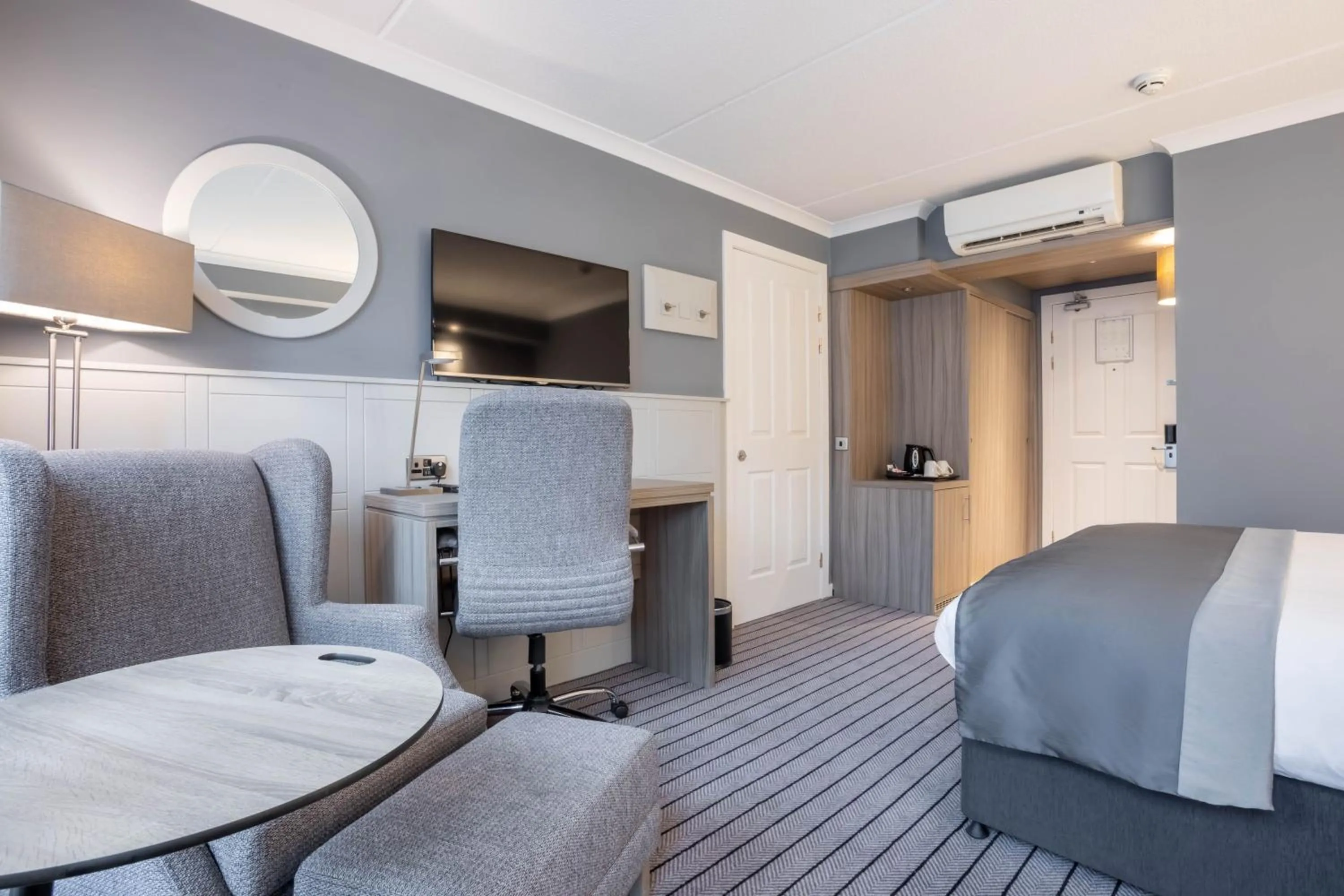 Photo of the whole room, Bed in Holiday Inn - Glasgow - City Ctr Theatreland by IHG