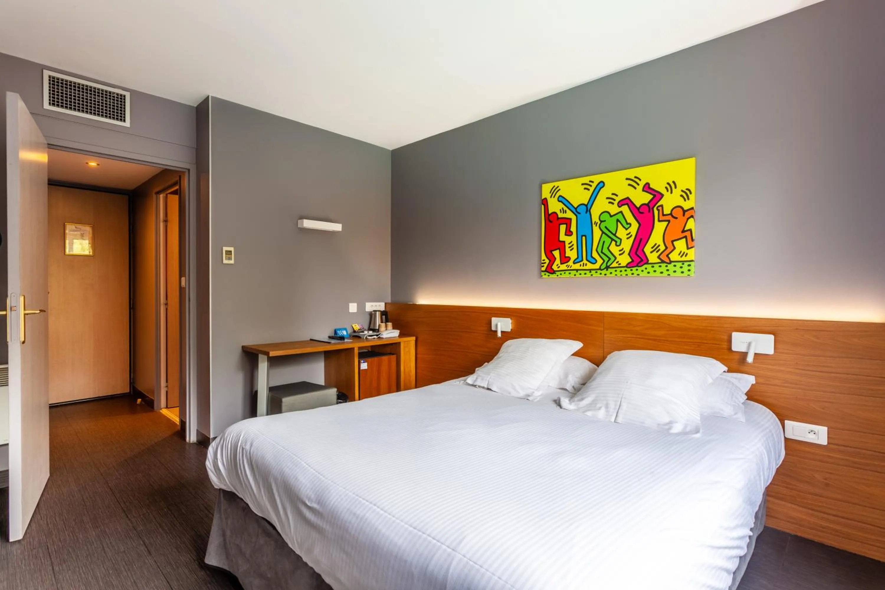 Bed in Hotel Full Colors