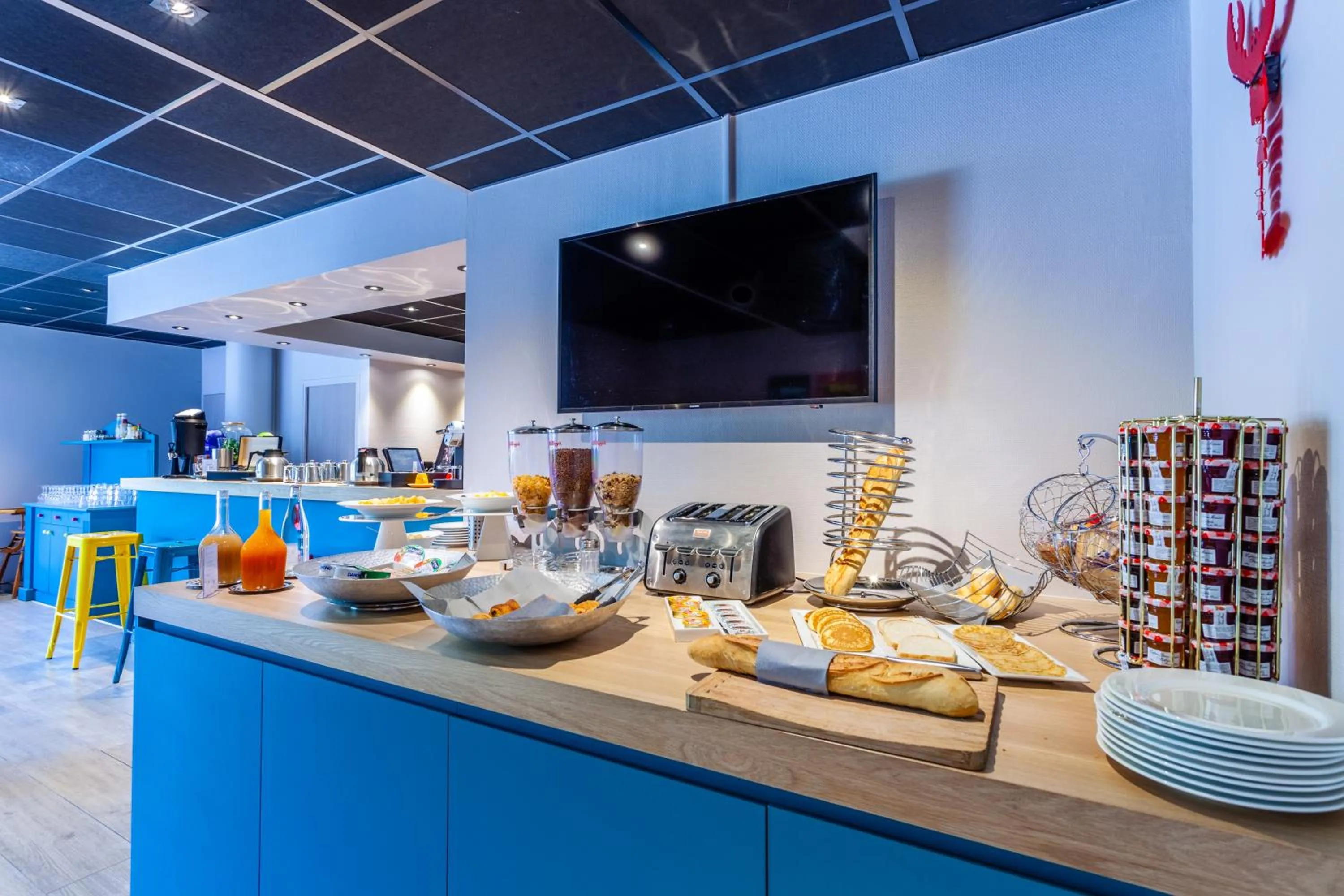 Food and drinks in Hotel Full Colors