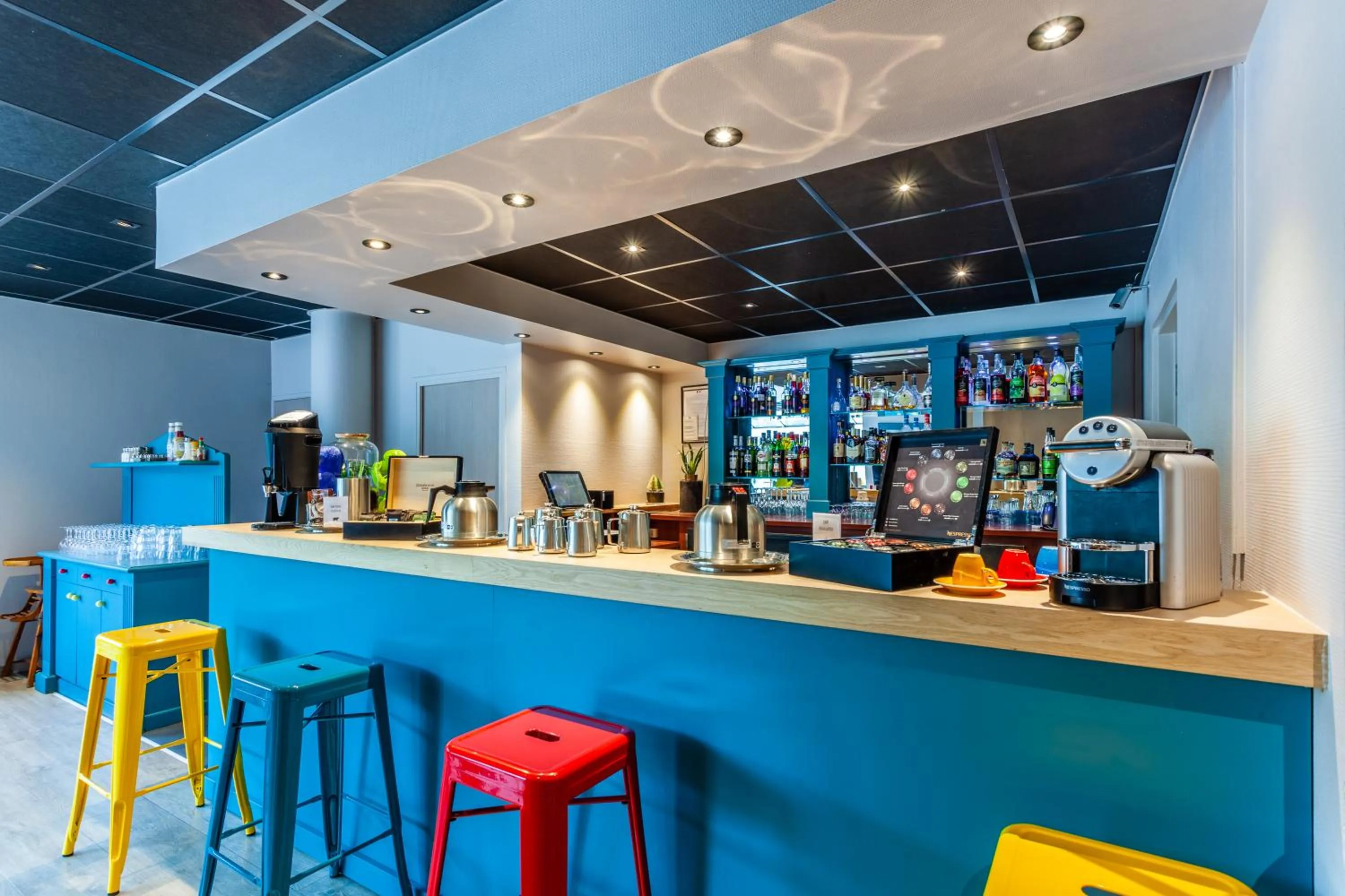 Drinks in Hotel Full Colors