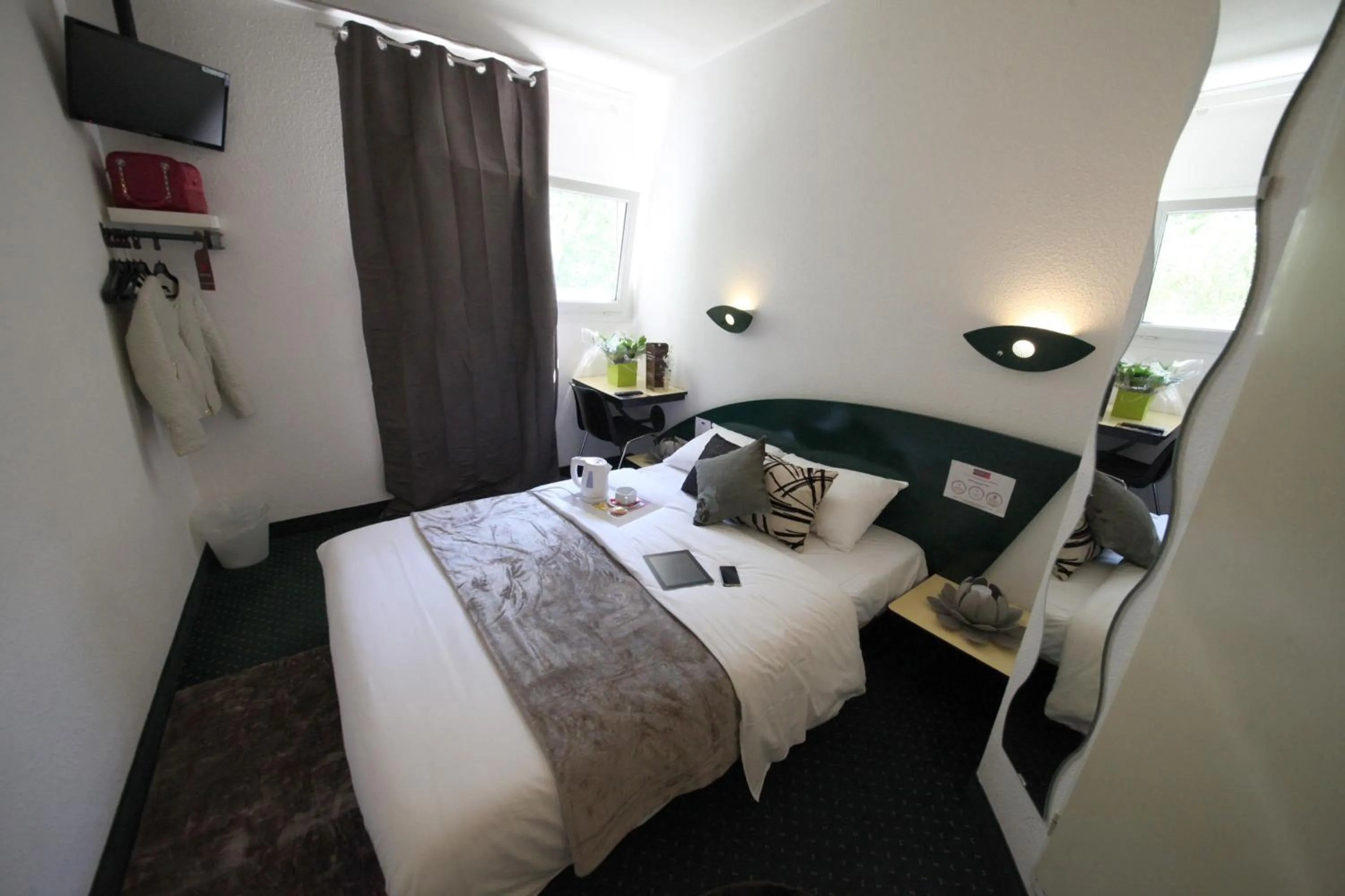 Bedroom, Bed in Hotel Cerise Nancy