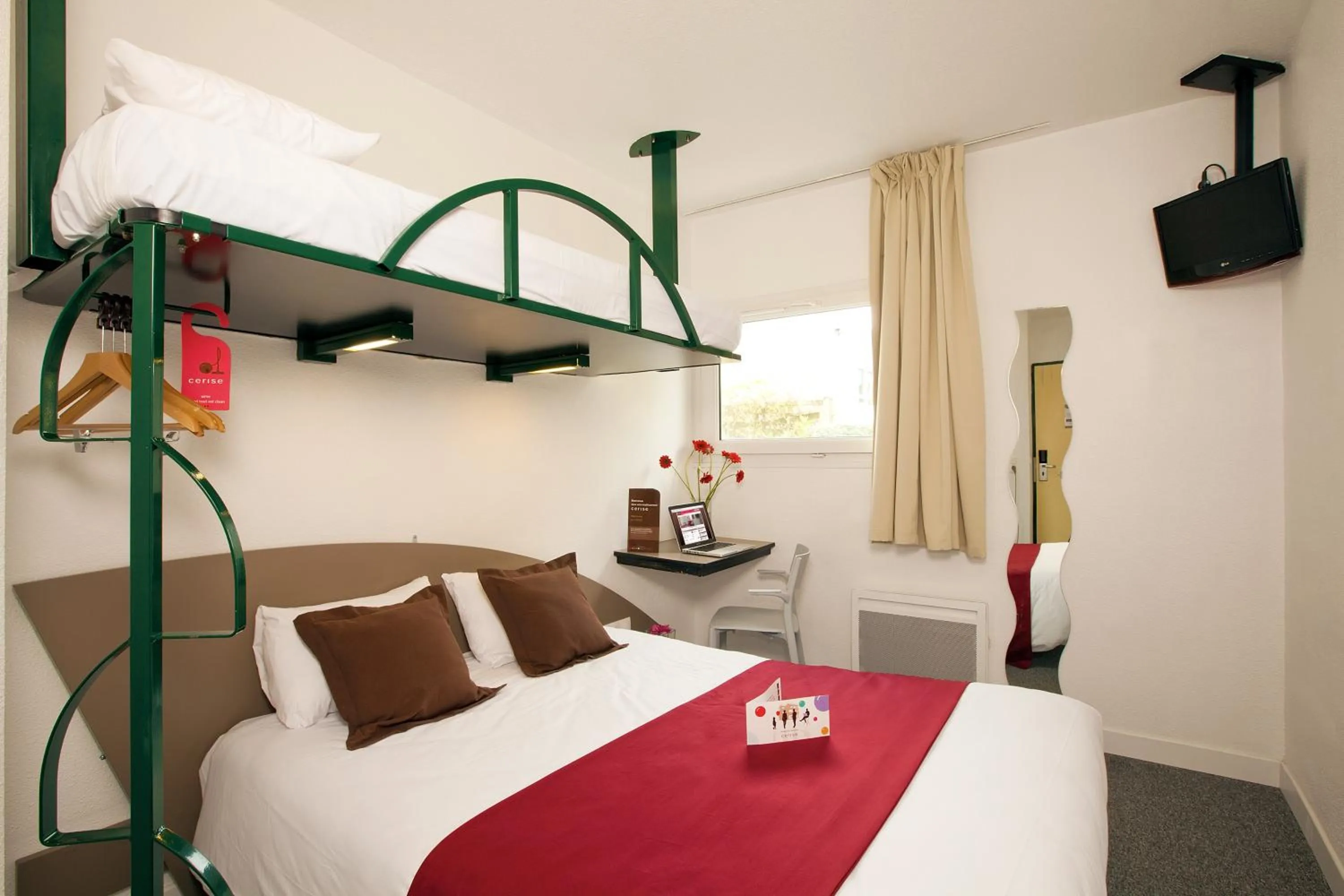 Bedroom, Bed in Hotel Cerise Nancy