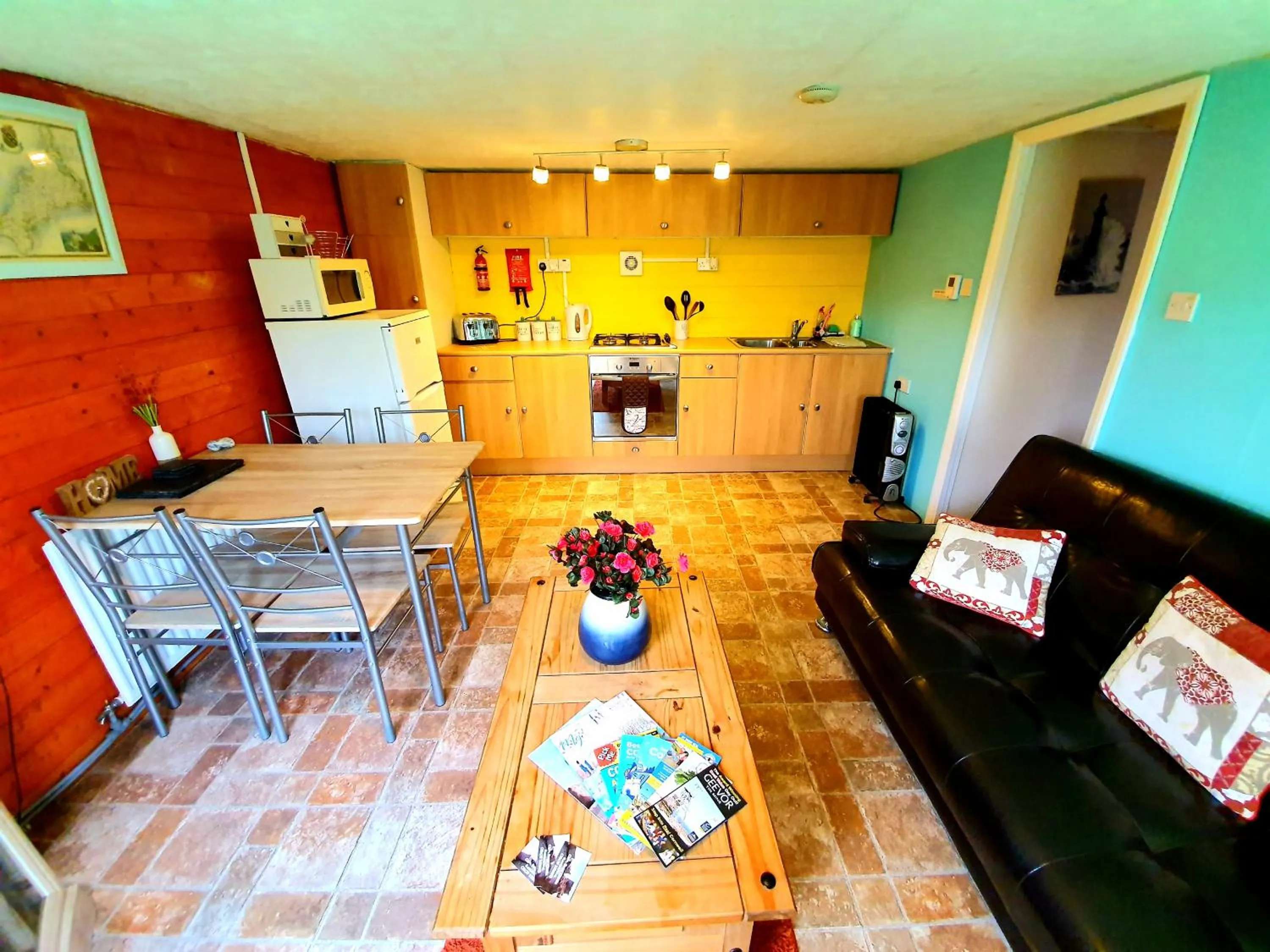 Coffee/tea facilities in Palm Cottage