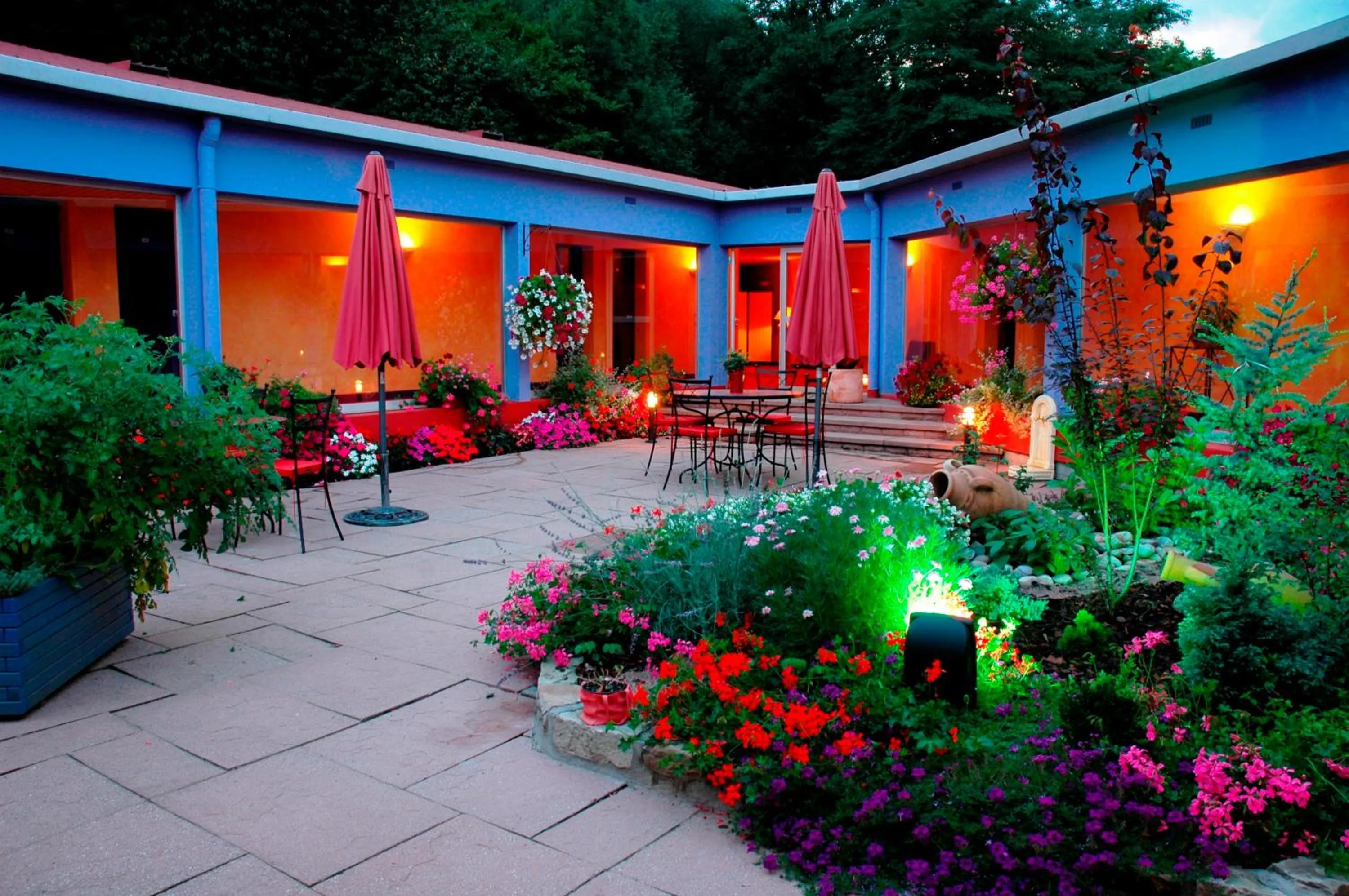 Patio in Logis Hôtel Atrium Epinal Golbey