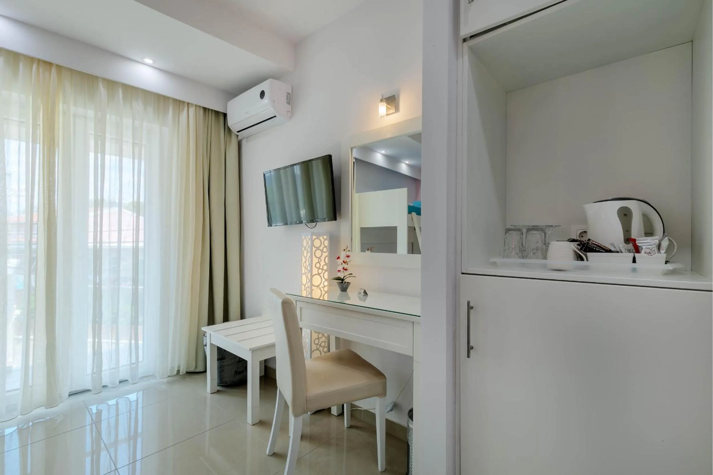 TV and multimedia in Palotel Gouvia Hotel