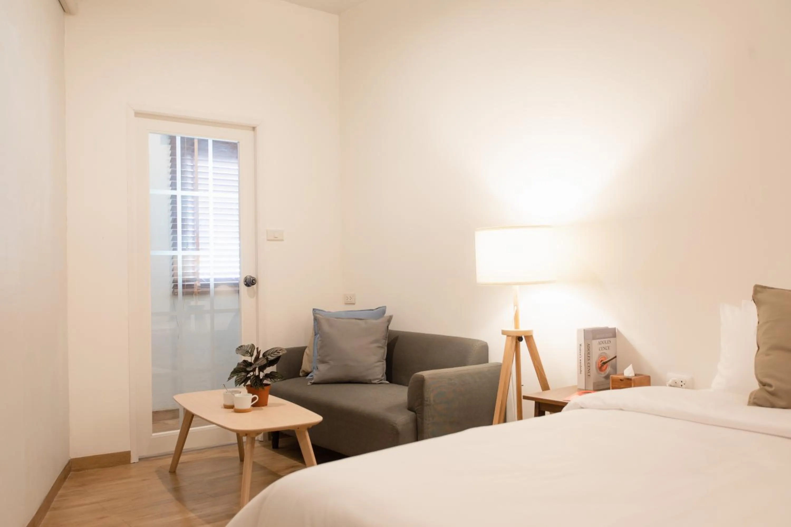 Seating area, Bed in Hotel PaPa Bangkok Siriraj