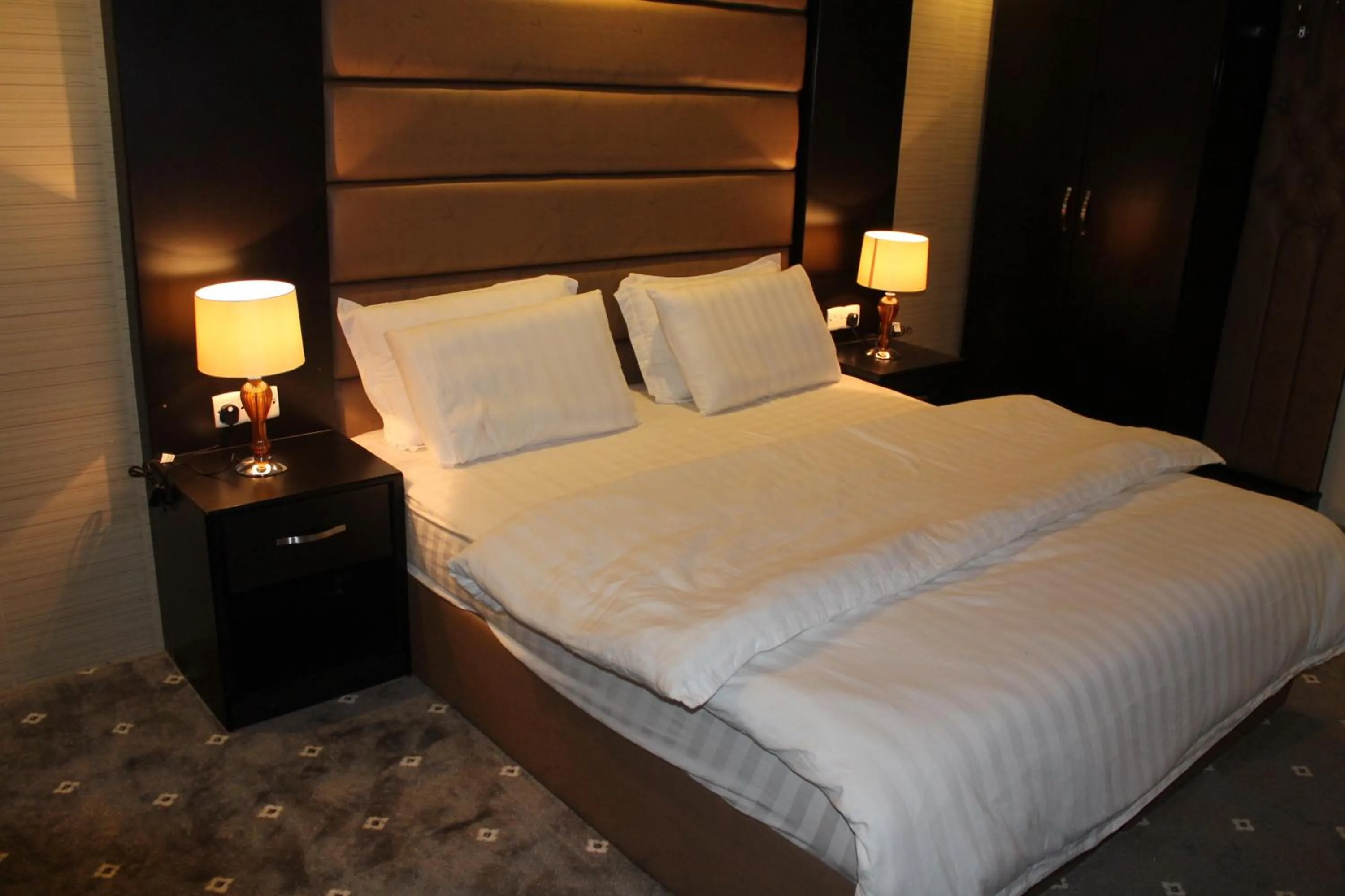 Twin Room with Bathroom in Desert Rose