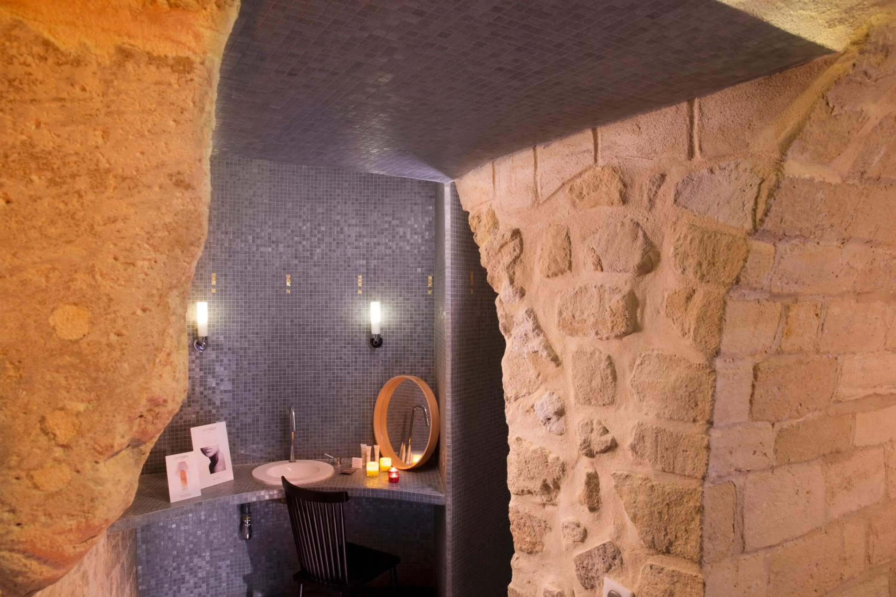 Steam room in Hôtel du Triangle d'Or