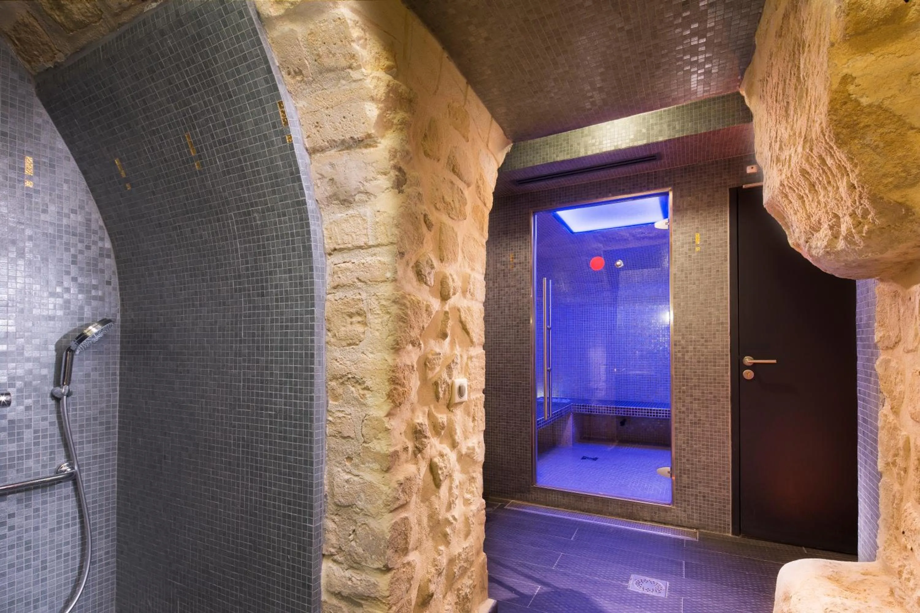 Steam room in Hôtel du Triangle d'Or