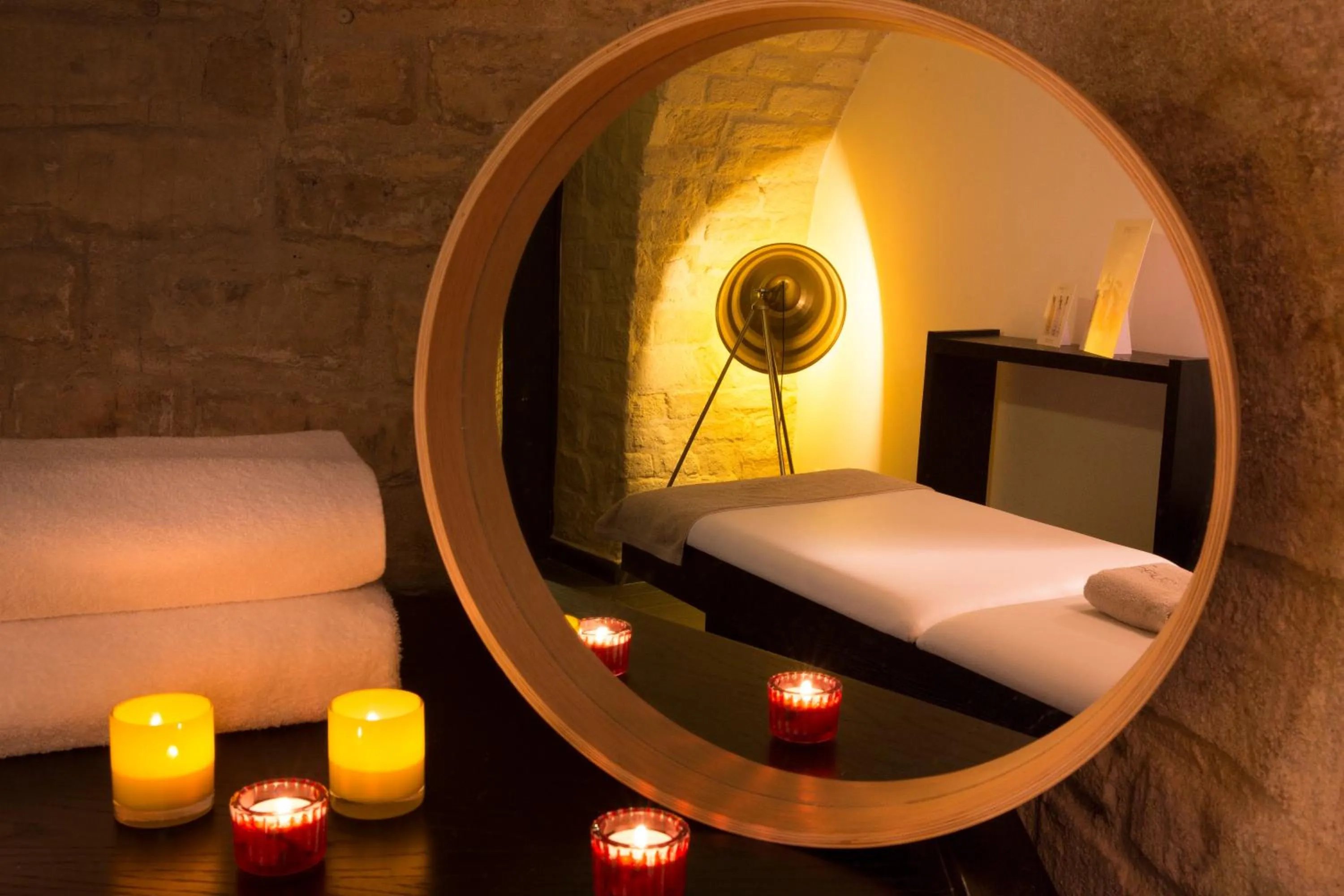 Spa and wellness centre/facilities, Bed in Hôtel du Triangle d'Or