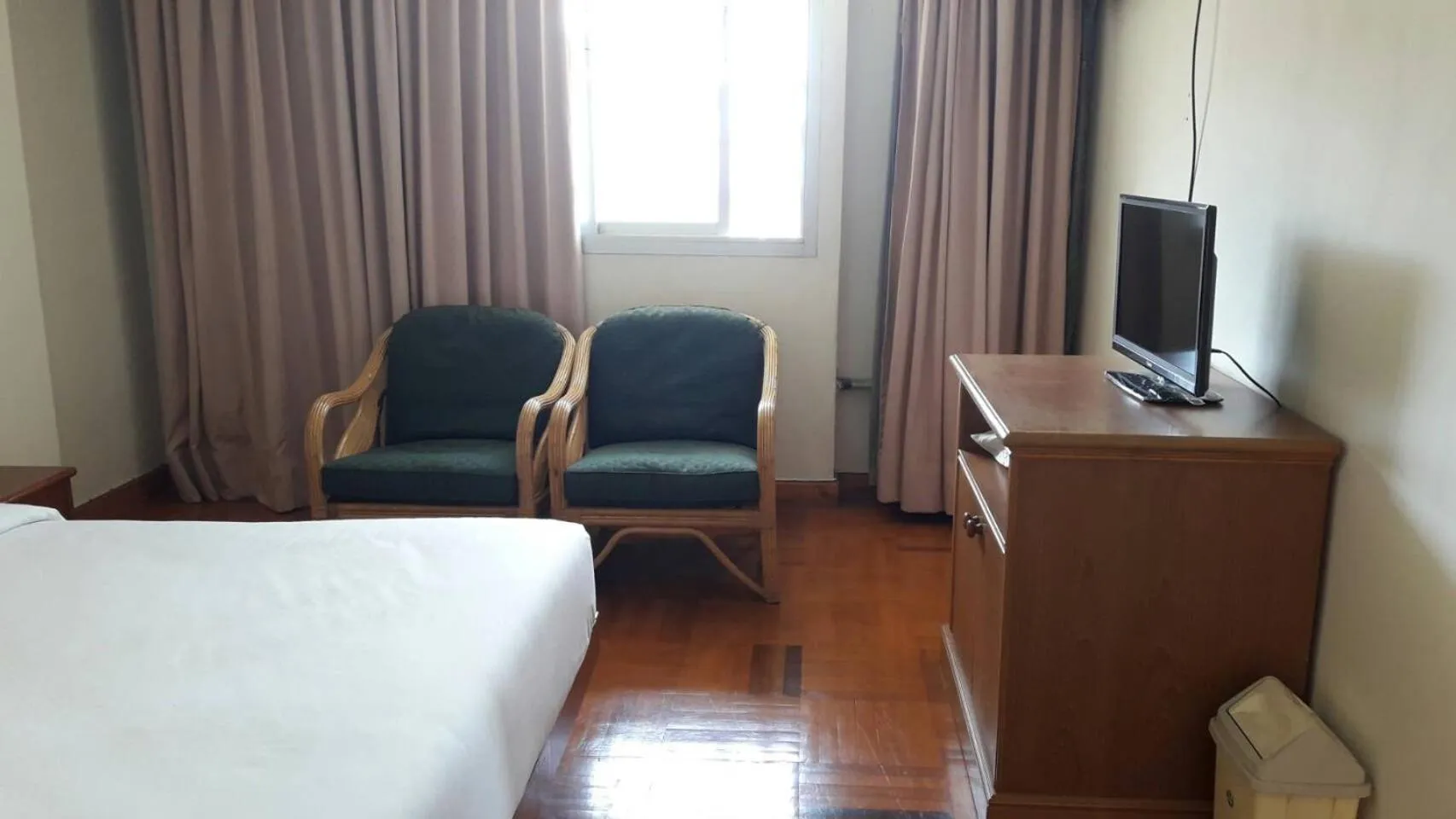 Bedroom in Paradorn Inn