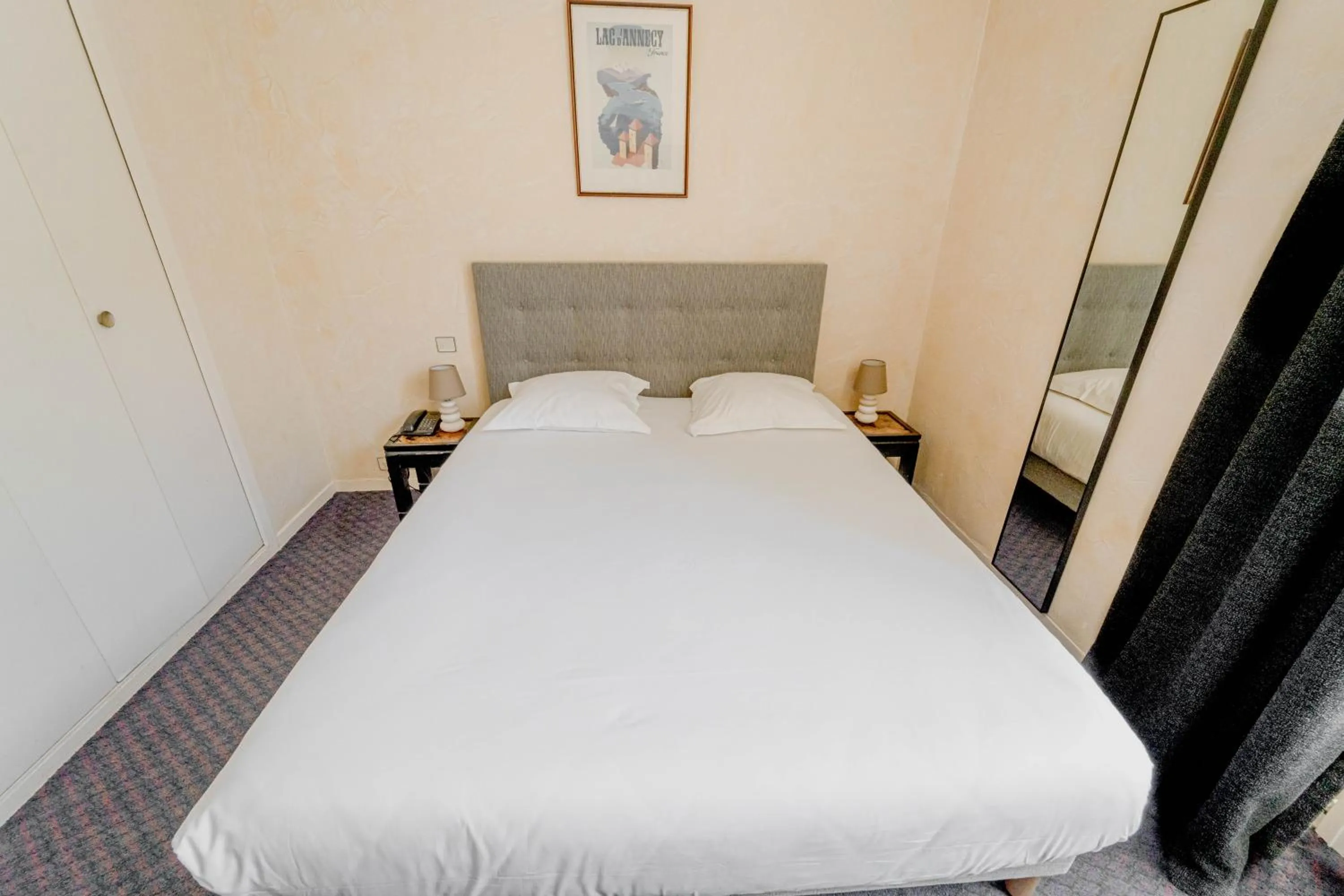 Photo of the whole room, Bed in Hotel du Lac