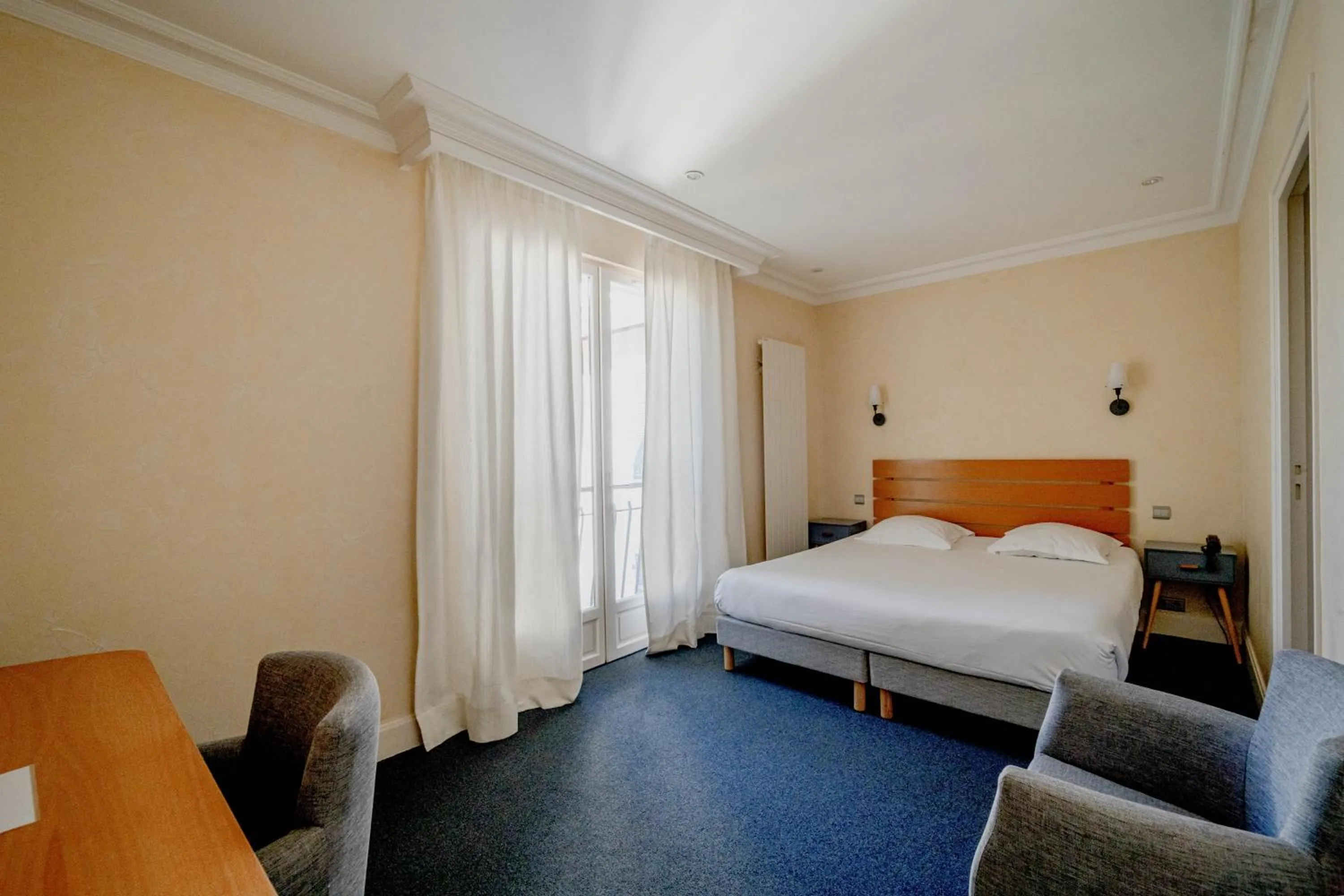 Photo of the whole room, Bed in Hotel du Lac