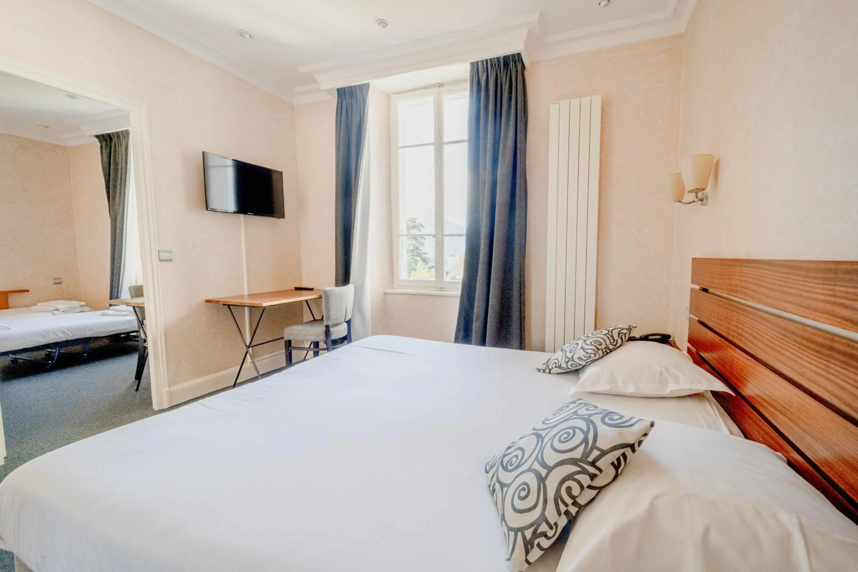 Photo of the whole room, Bed in Hotel du Lac