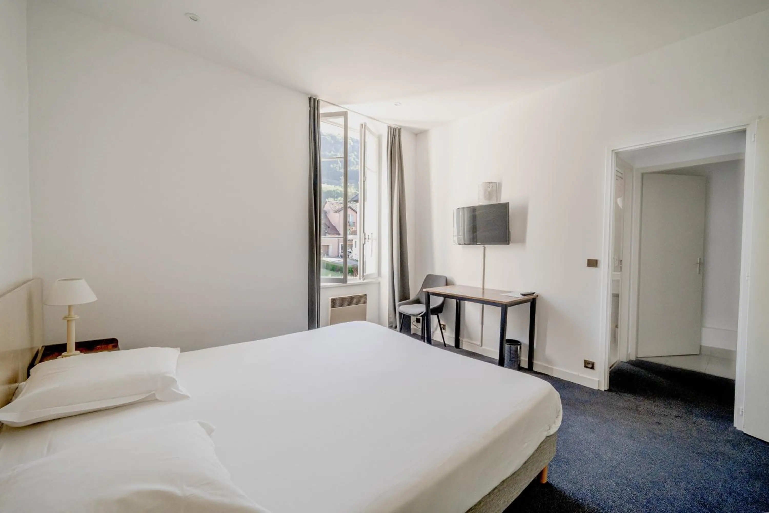 Photo of the whole room, Bed in Hotel du Lac