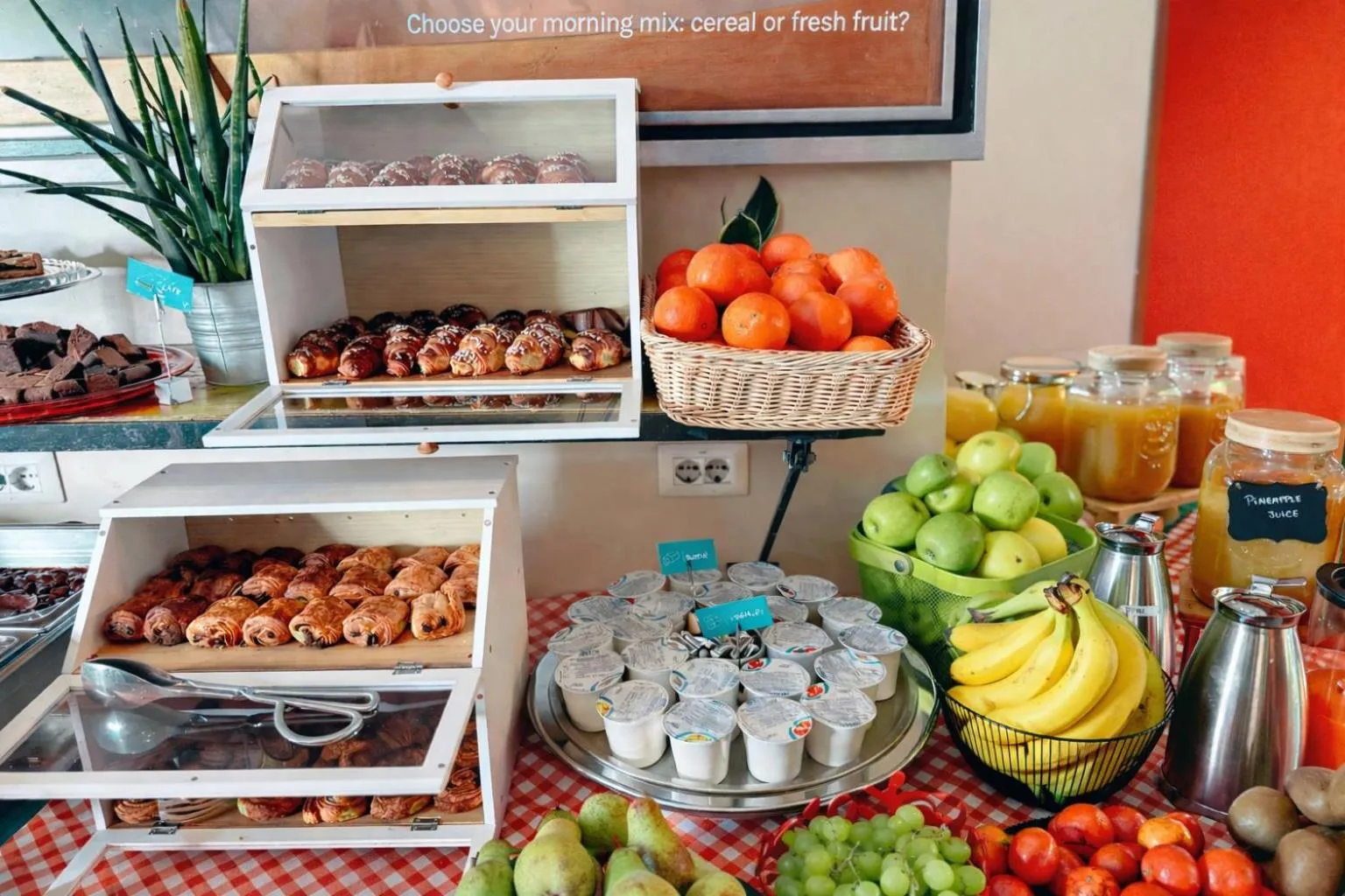 Buffet breakfast in Ostello Bello Lake Como