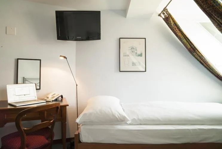 Bedroom, Bed in Hotel Montana Zürich