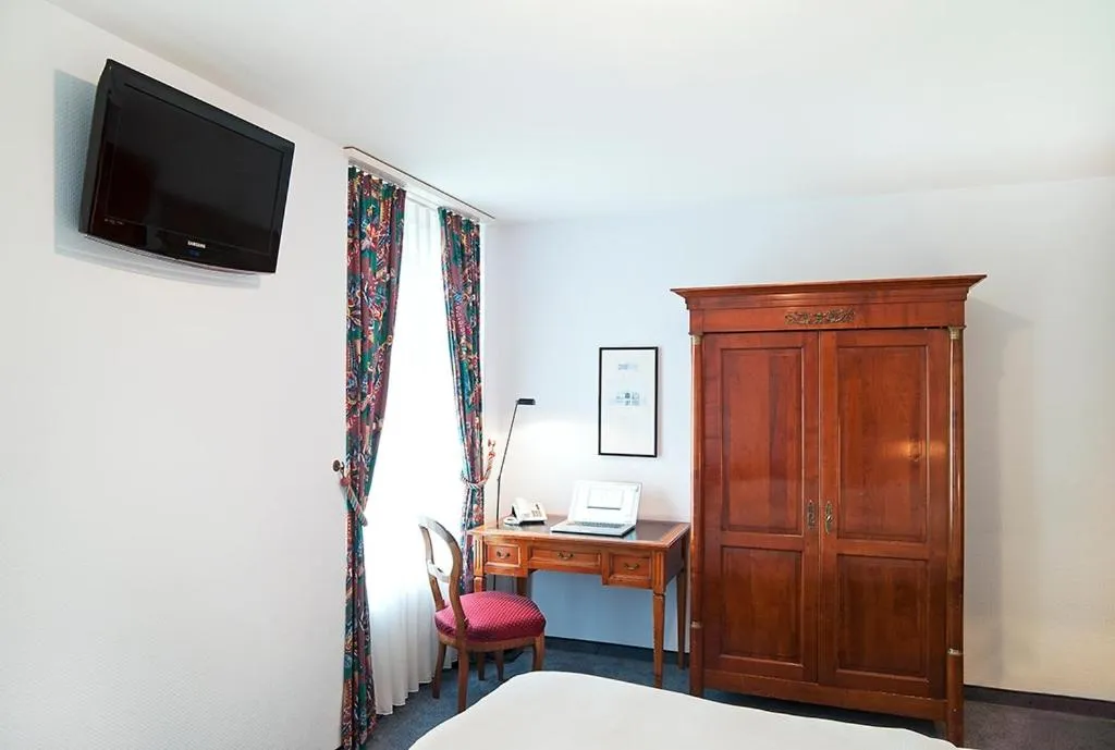 Bed in Hotel Montana Zürich