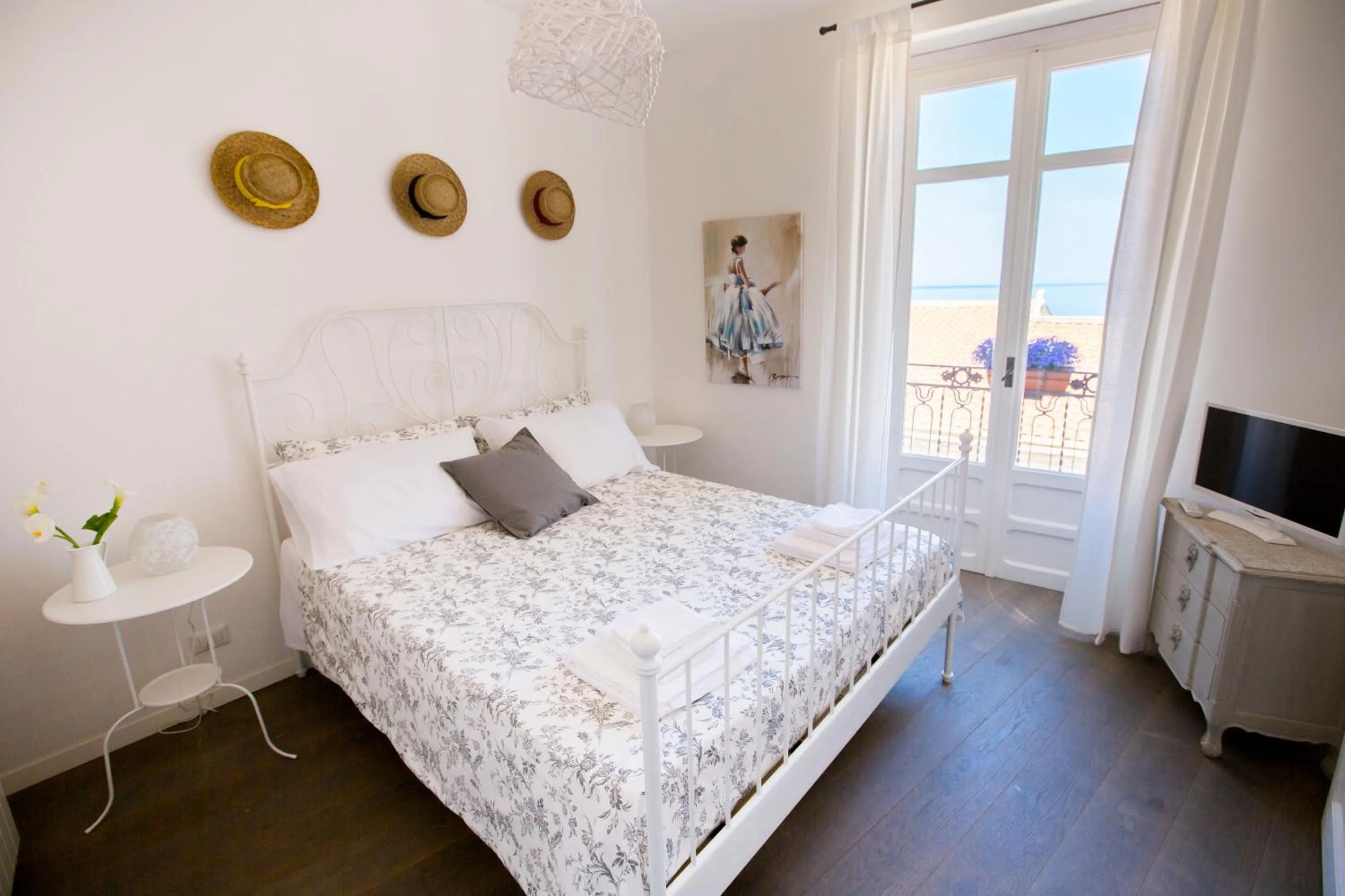 Communal lounge/ TV room, Bed in Azzurro B&B