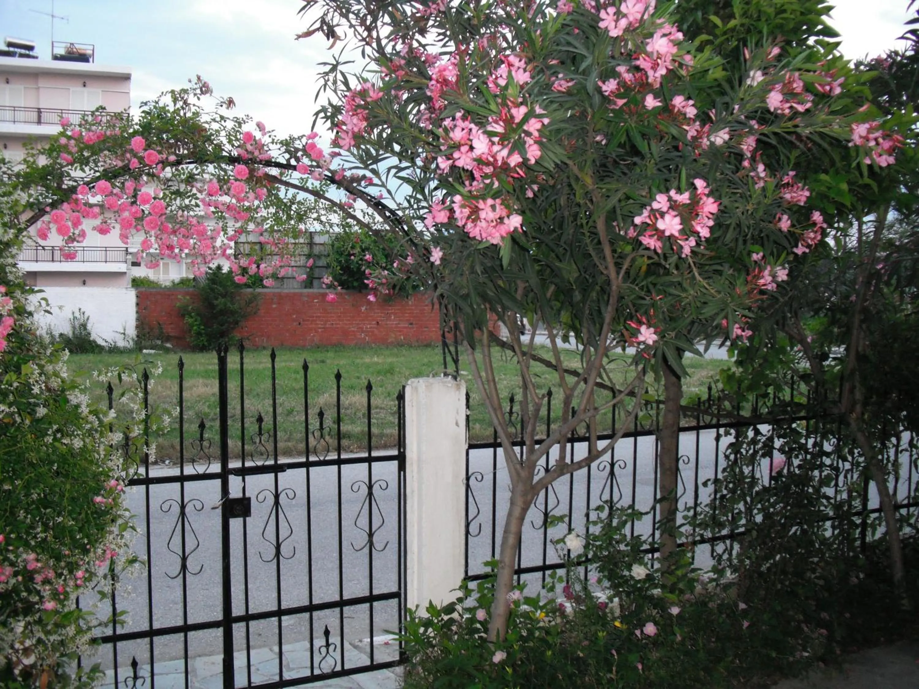 Facade/entrance in Aris House
