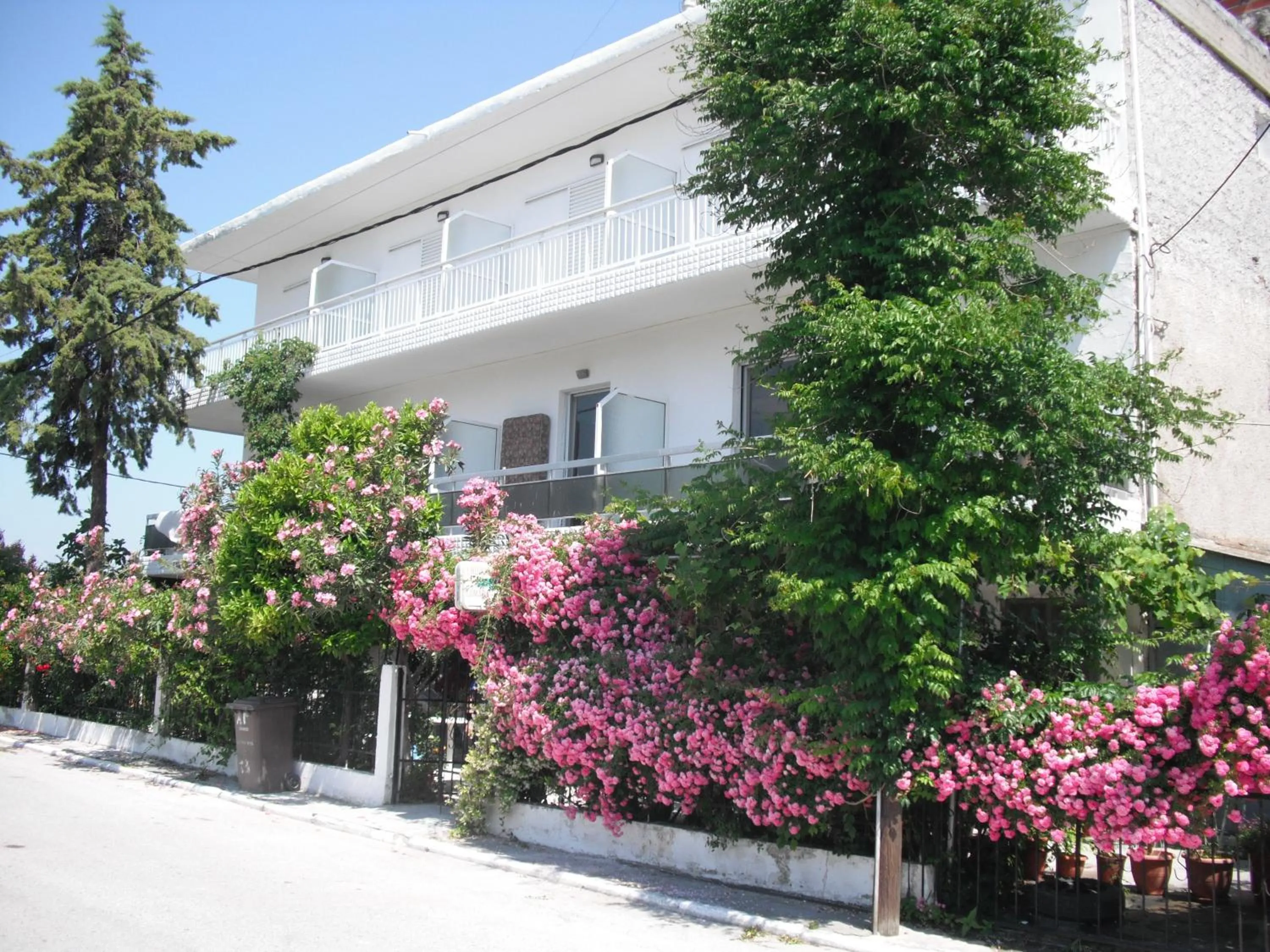 Facade/entrance in Aris House