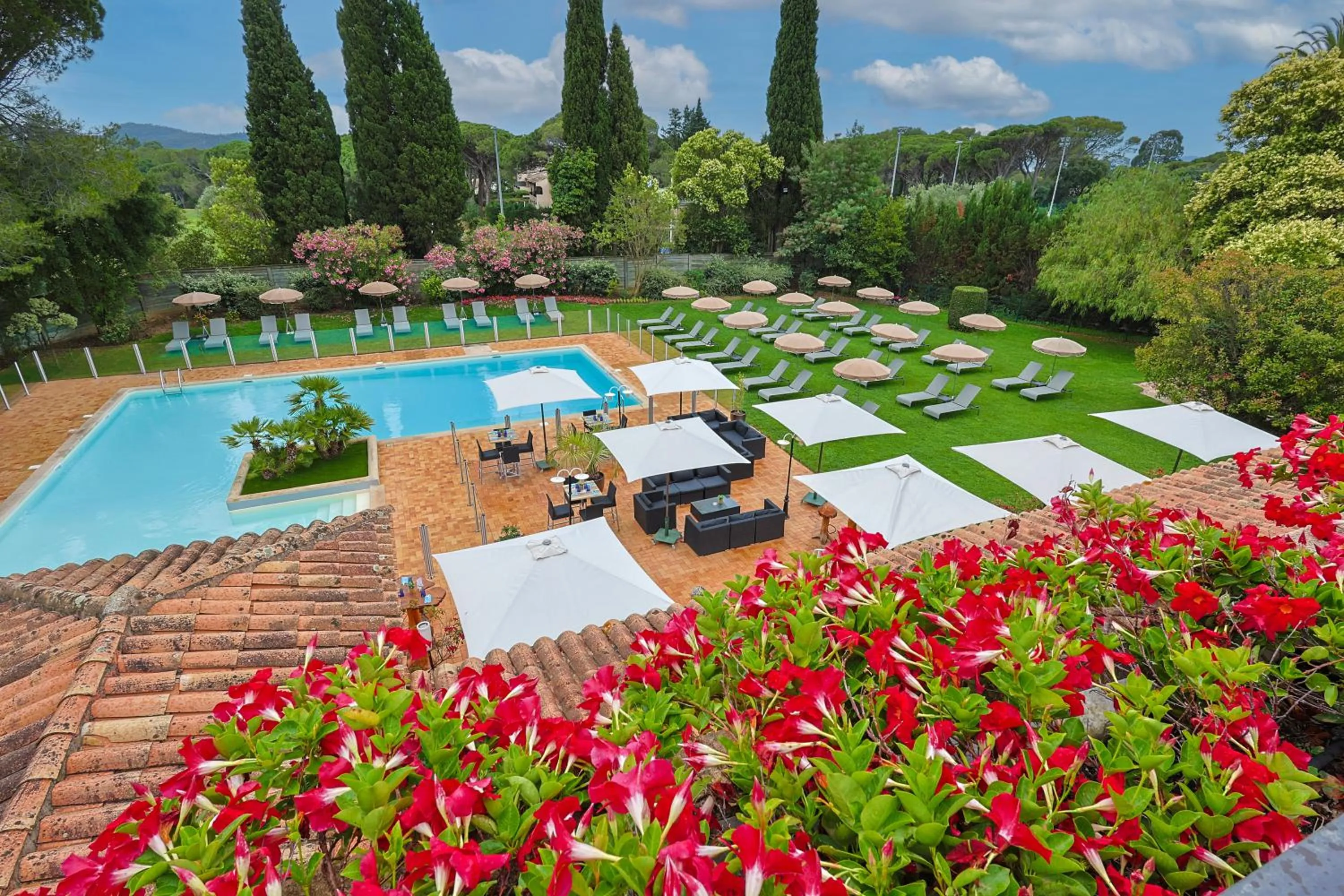 Swimming pool in Golf Hôtel de Valescure & Spa NUXE
