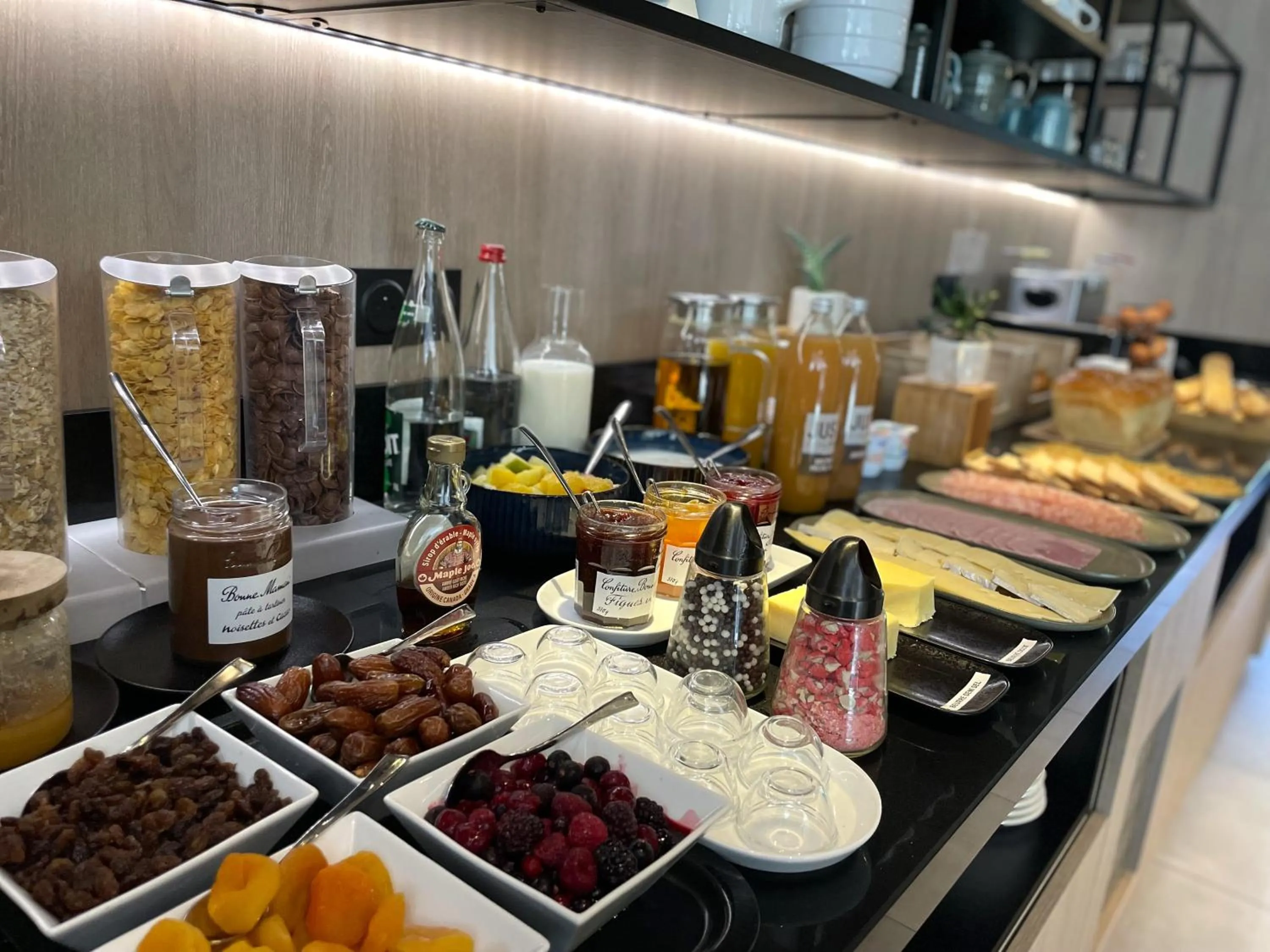 Food and drinks in Hôtel Villa Berlioz