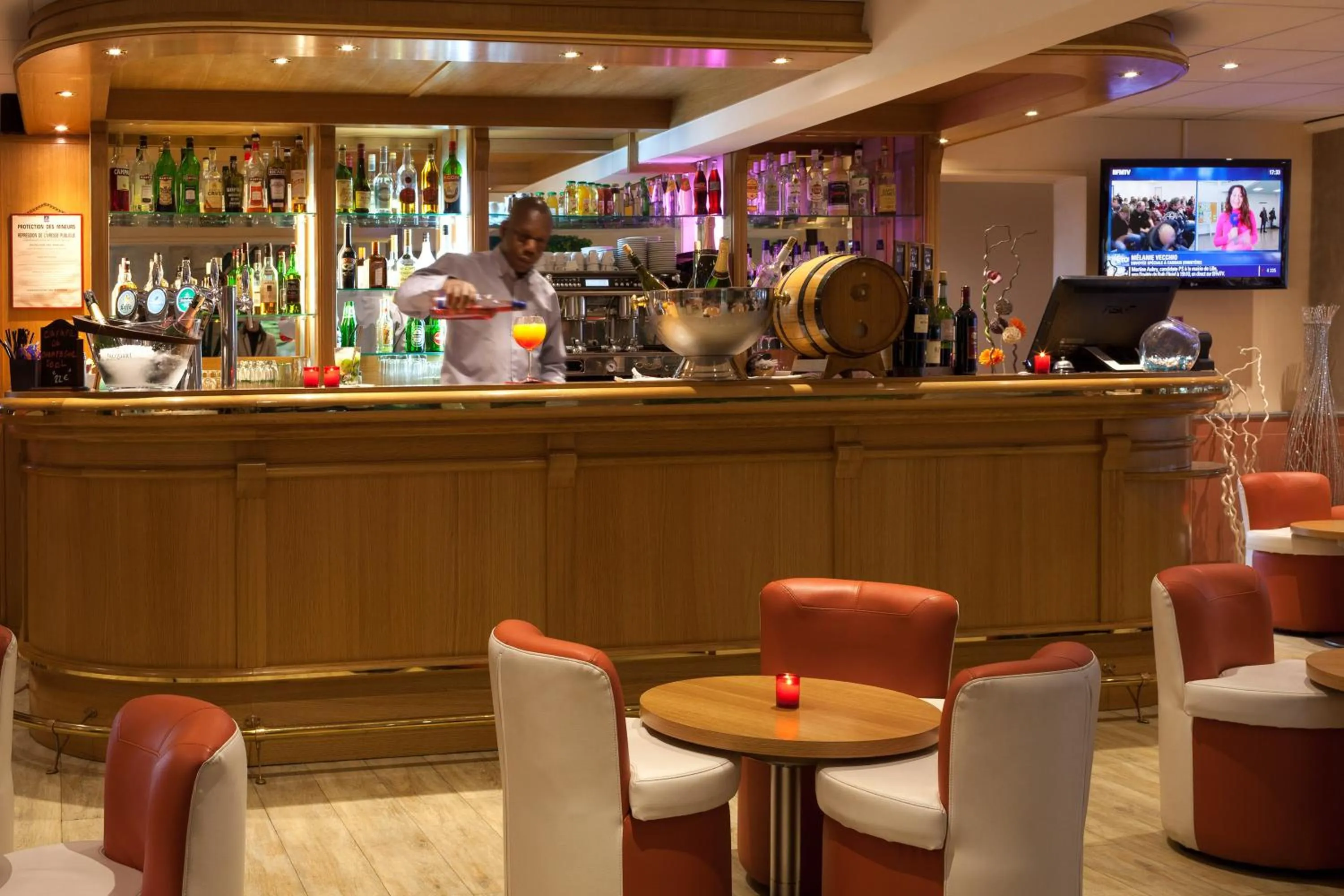 Lounge or bar in Geographotel Paris-Roissy CDG Airport