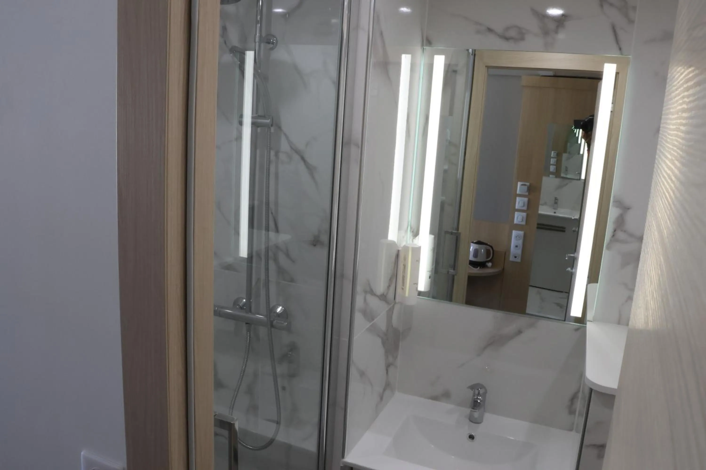 Bathroom in Geographotel Paris-Roissy CDG Airport