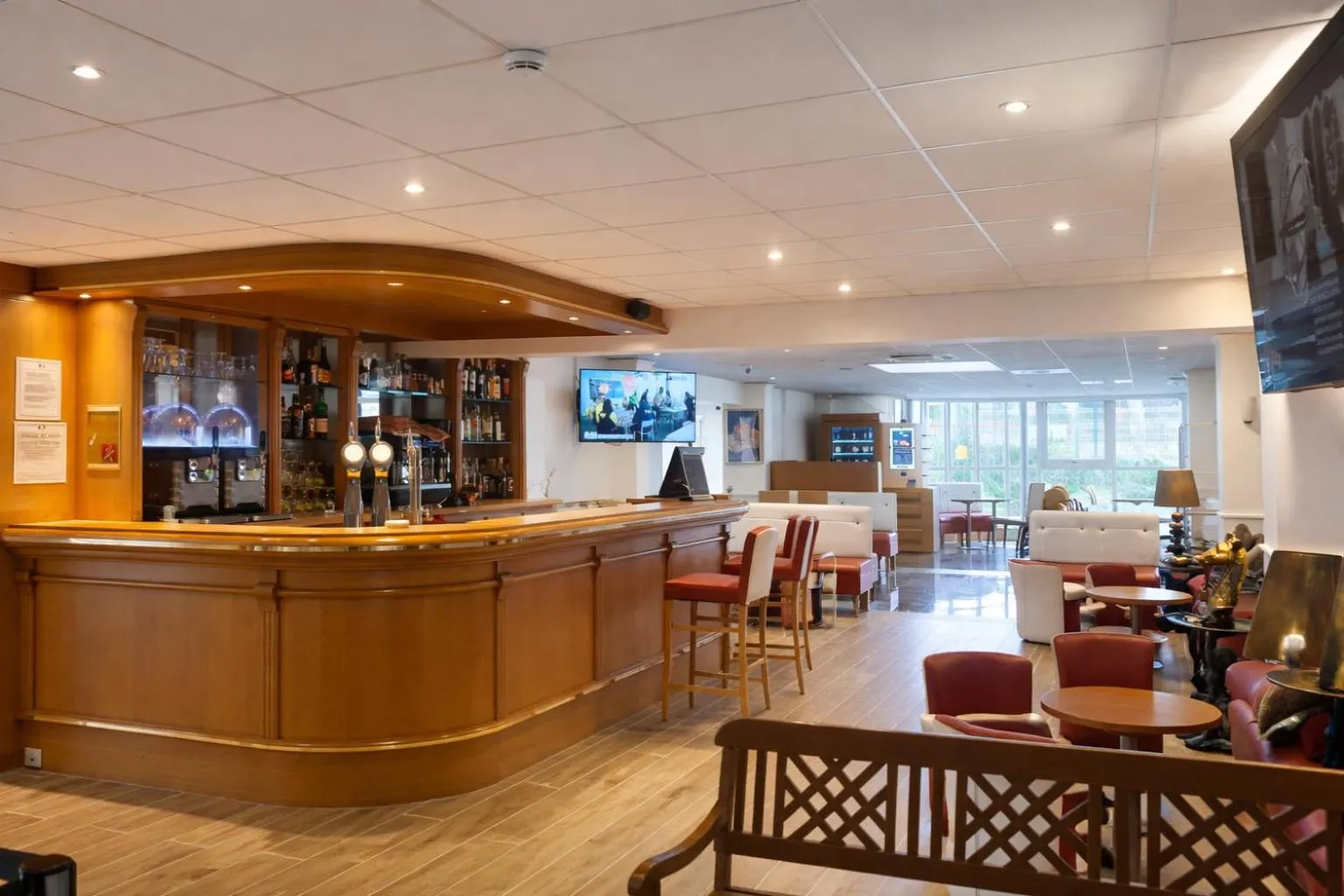 Lounge or bar in Geographotel Paris-Roissy CDG Airport