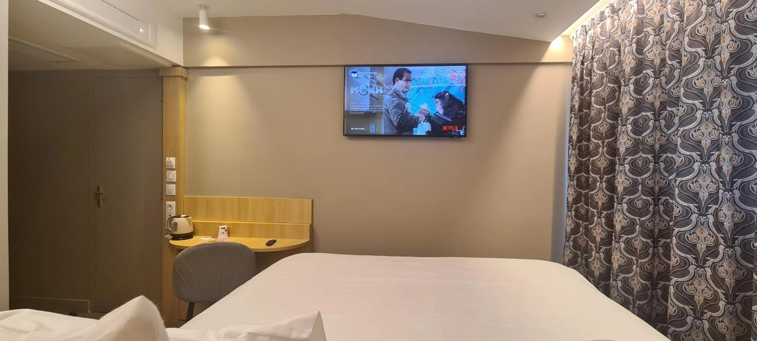 Bed in Geographotel Paris-Roissy CDG Airport