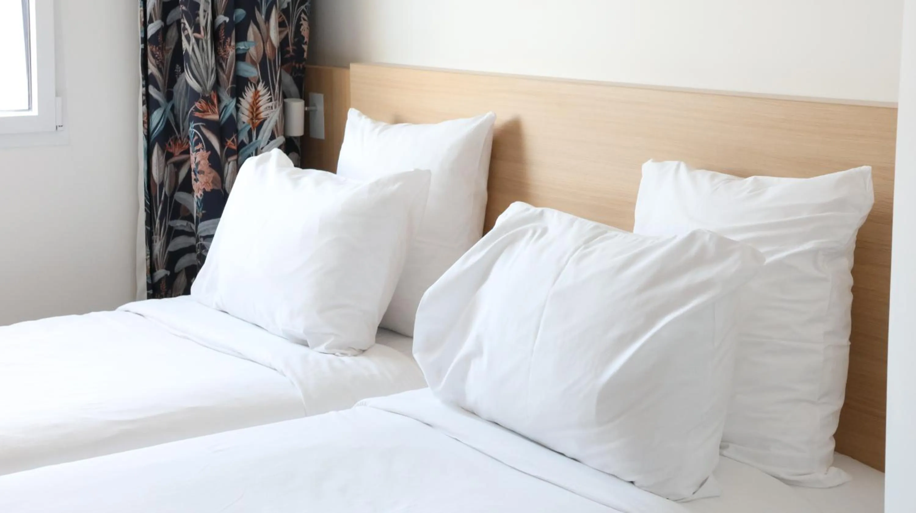 Bed in Geographotel Paris-Roissy CDG Airport