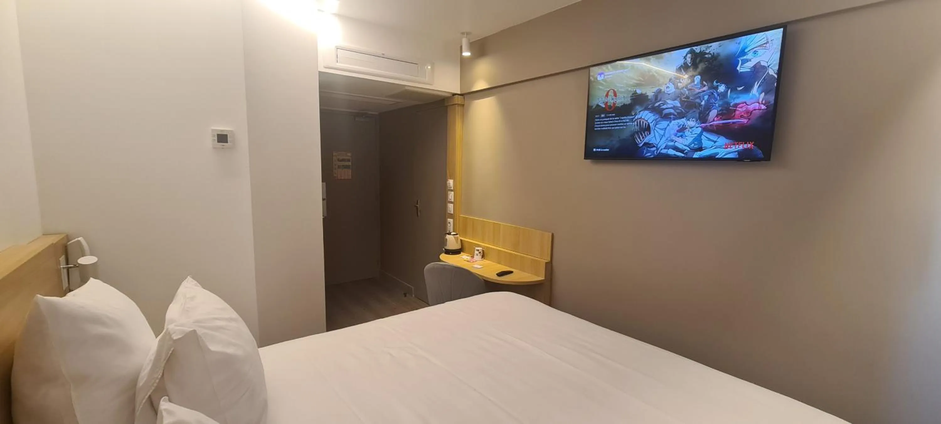 Bed in Geographotel Paris-Roissy CDG Airport