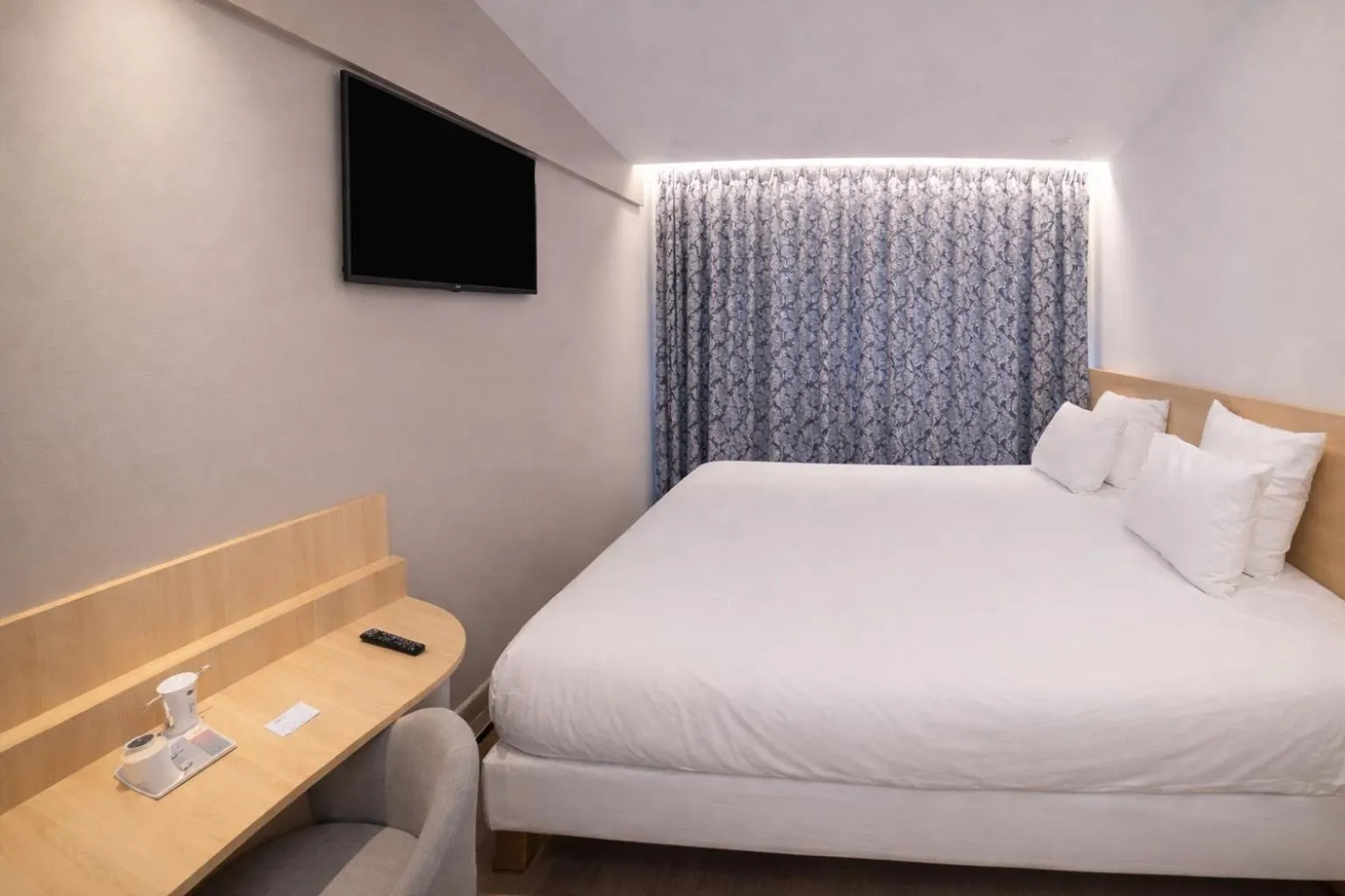 Photo of the whole room, Bed in Geographotel Paris-Roissy CDG Airport