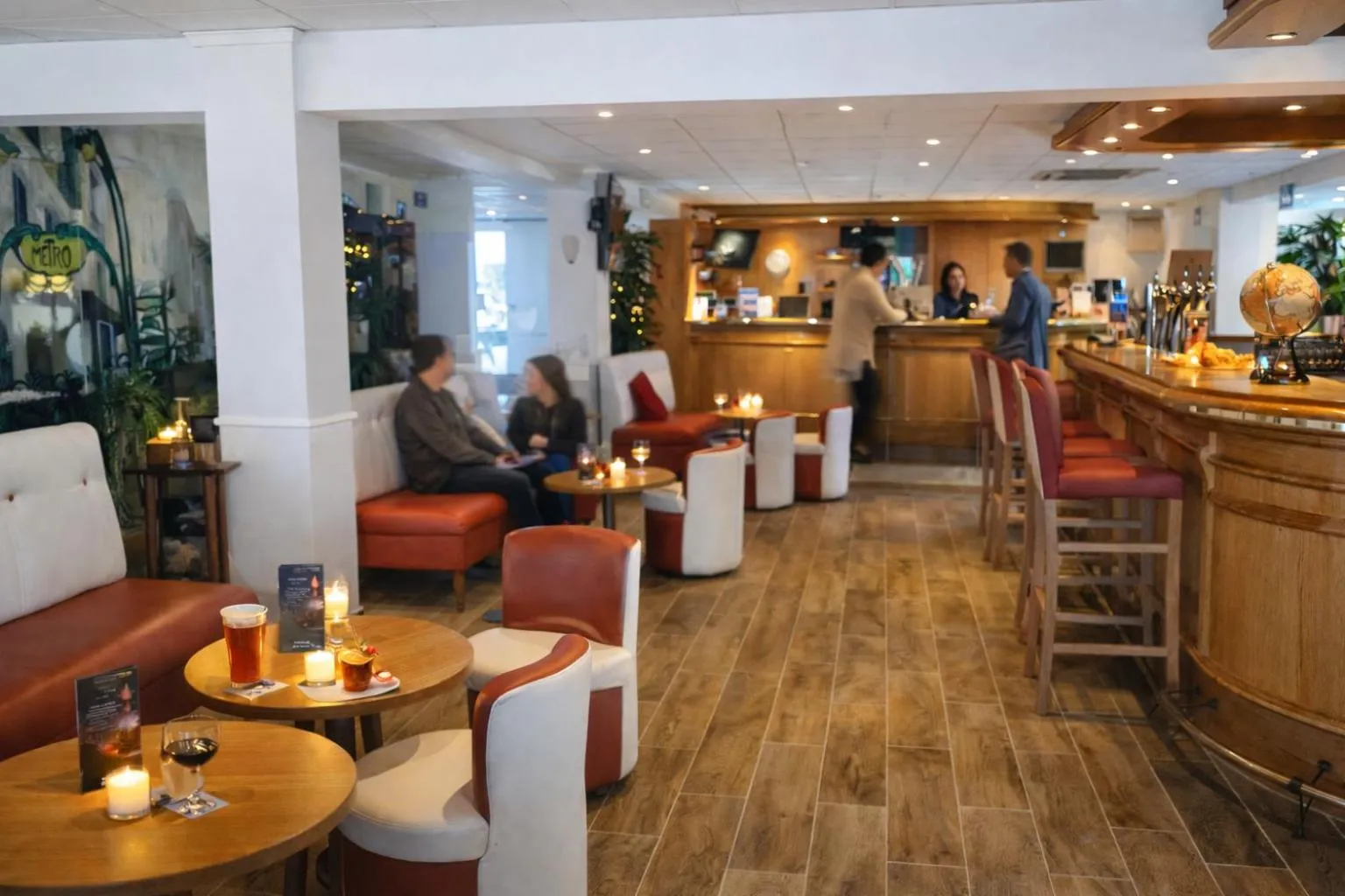 Lounge or bar in Geographotel Paris-Roissy CDG Airport