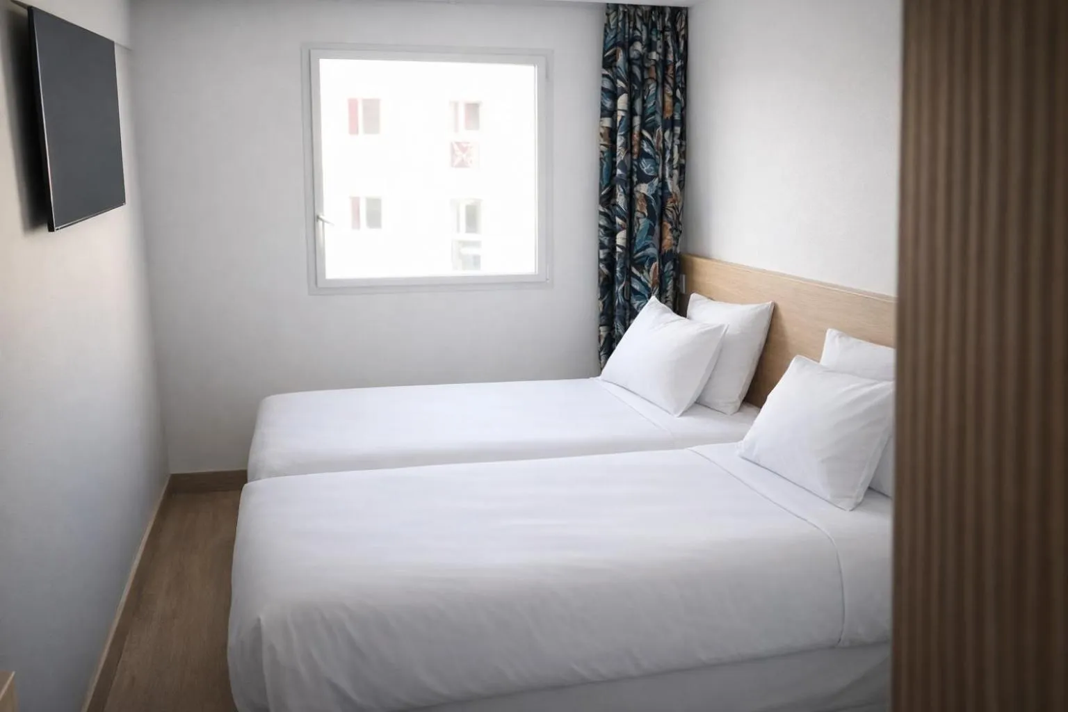 Bed in Geographotel Paris-Roissy CDG Airport