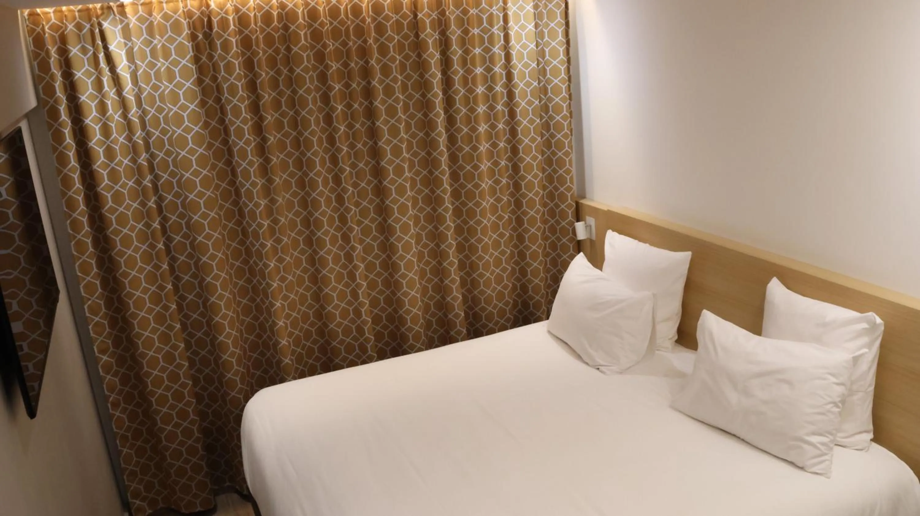 Bedroom, Bed in Geographotel Paris-Roissy CDG Airport