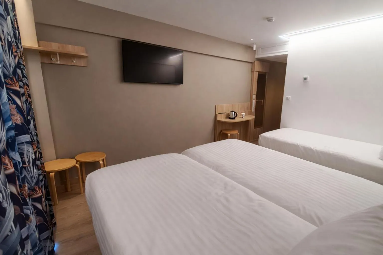 TV and multimedia, Bed in Geographotel Paris-Roissy CDG Airport